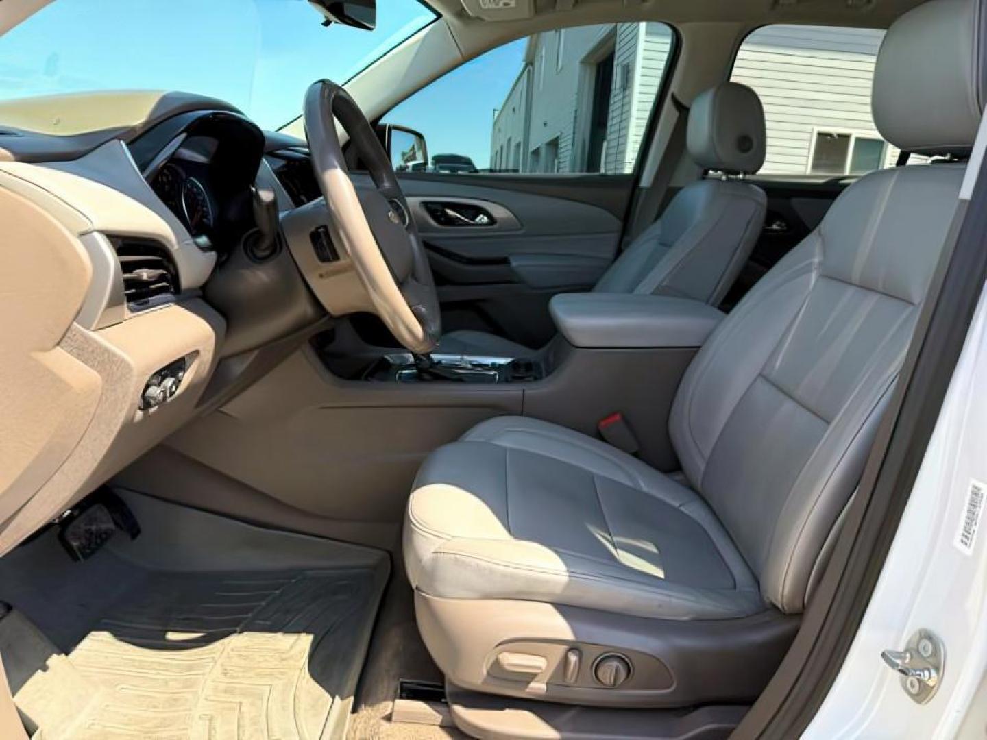 2018 Summit White /Dark Atmosphere/Medium Ash Gray Chevrolet Traverse (1GNEVHKW7JJ) with an 36L V-6 gasoline direct injection engine, Automatic transmission, located at 1175 N Woodruff Ave, Idaho Falls, ID, 83401, 43.506901, -111.999657 - At Timberline Auto, finding a great deal on your next vehicle is always easy! Our experienced sales staff's goal is to help find you the right vehicle at the right price! Our knowledgeable finance department has options for almost any credit score. We offer extended service contract options to prote - Photo#12