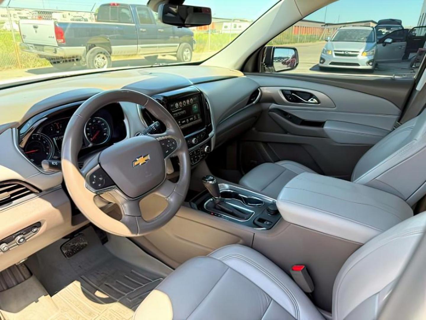 2018 Summit White /Dark Atmosphere/Medium Ash Gray Chevrolet Traverse (1GNEVHKW7JJ) with an 36L V-6 gasoline direct injection engine, Automatic transmission, located at 1175 N Woodruff Ave, Idaho Falls, ID, 83401, 43.506901, -111.999657 - At Timberline Auto, finding a great deal on your next vehicle is always easy! Our experienced sales staff's goal is to help find you the right vehicle at the right price! Our knowledgeable finance department has options for almost any credit score. We offer extended service contract options to prote - Photo#13