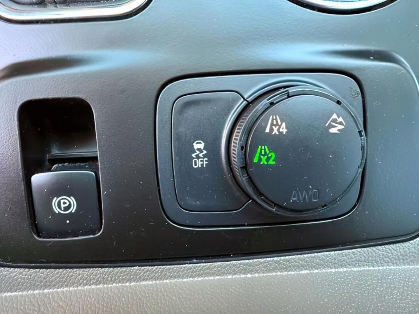 2018 Summit White /Dark Atmosphere/Medium Ash Gray Chevrolet Traverse (1GNEVHKW7JJ) with an 36L V-6 gasoline direct injection engine, Automatic transmission, located at 1175 N Woodruff Ave, Idaho Falls, ID, 83401, 43.506901, -111.999657 - At Timberline Auto, finding a great deal on your next vehicle is always easy! Our experienced sales staff's goal is to help find you the right vehicle at the right price! Our knowledgeable finance department has options for almost any credit score. We offer extended service contract options to prote - Photo#16