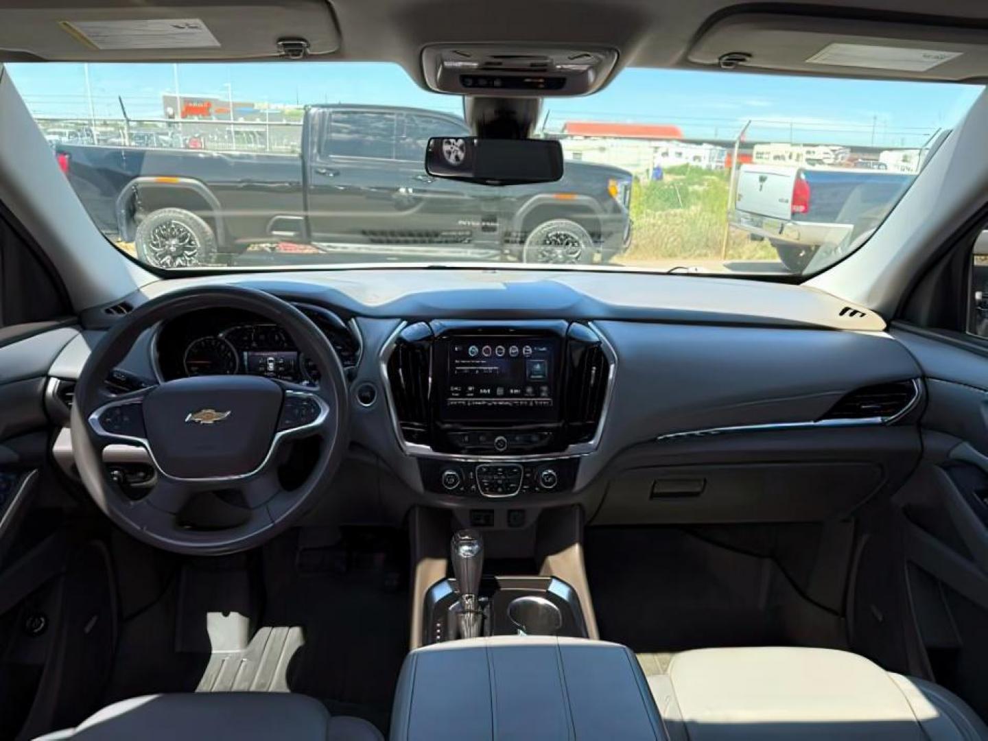 2018 Summit White /Dark Atmosphere/Medium Ash Gray Chevrolet Traverse (1GNEVHKW7JJ) with an 36L V-6 gasoline direct injection engine, Automatic transmission, located at 1175 N Woodruff Ave, Idaho Falls, ID, 83401, 43.506901, -111.999657 - At Timberline Auto, finding a great deal on your next vehicle is always easy! Our experienced sales staff's goal is to help find you the right vehicle at the right price! Our knowledgeable finance department has options for almost any credit score. We offer extended service contract options to prote - Photo#21