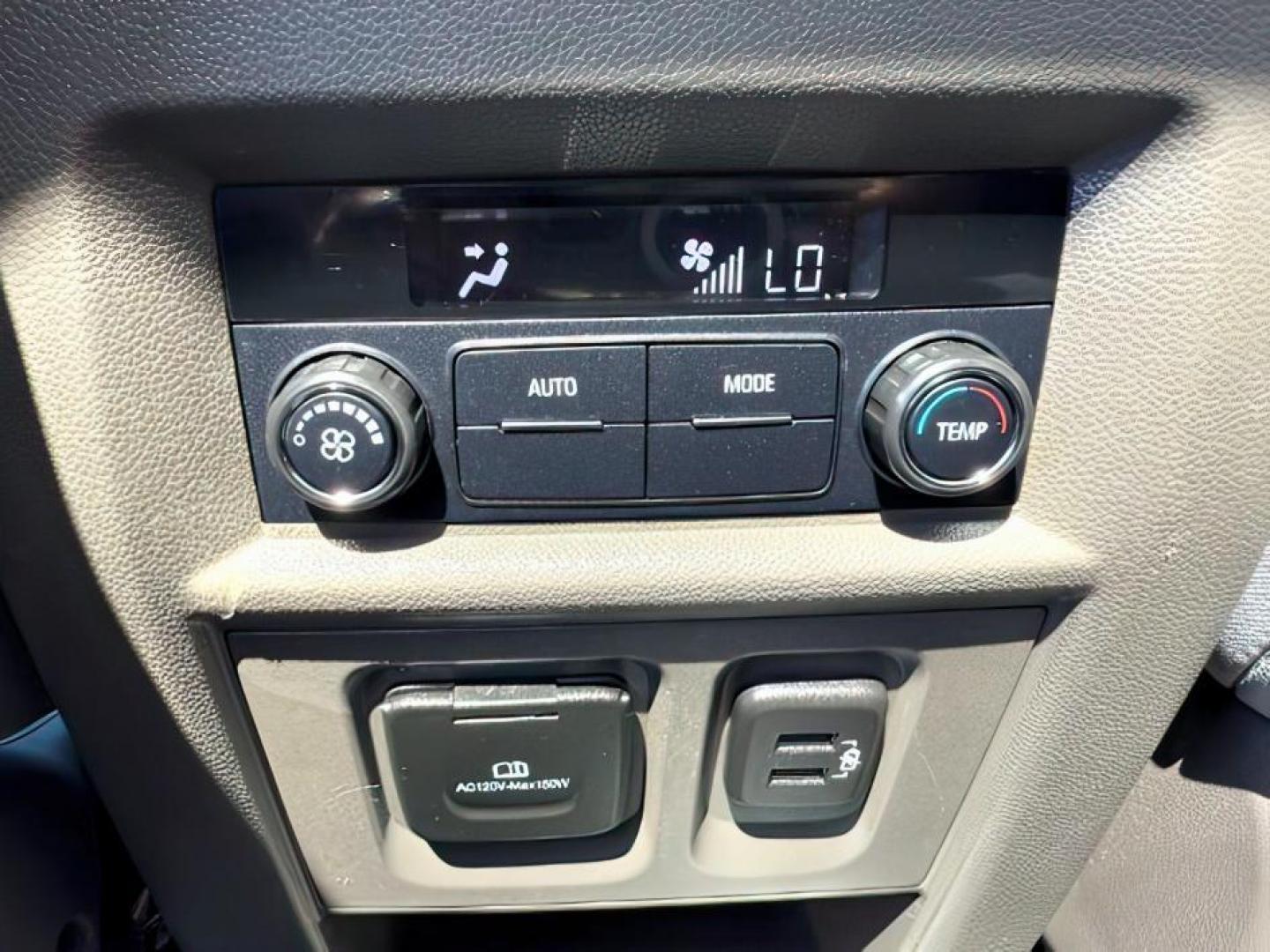 2018 Summit White /Dark Atmosphere/Medium Ash Gray Chevrolet Traverse (1GNEVHKW7JJ) with an 36L V-6 gasoline direct injection engine, Automatic transmission, located at 1175 N Woodruff Ave, Idaho Falls, ID, 83401, 43.506901, -111.999657 - At Timberline Auto, finding a great deal on your next vehicle is always easy! Our experienced sales staff's goal is to help find you the right vehicle at the right price! Our knowledgeable finance department has options for almost any credit score. We offer extended service contract options to prote - Photo#22