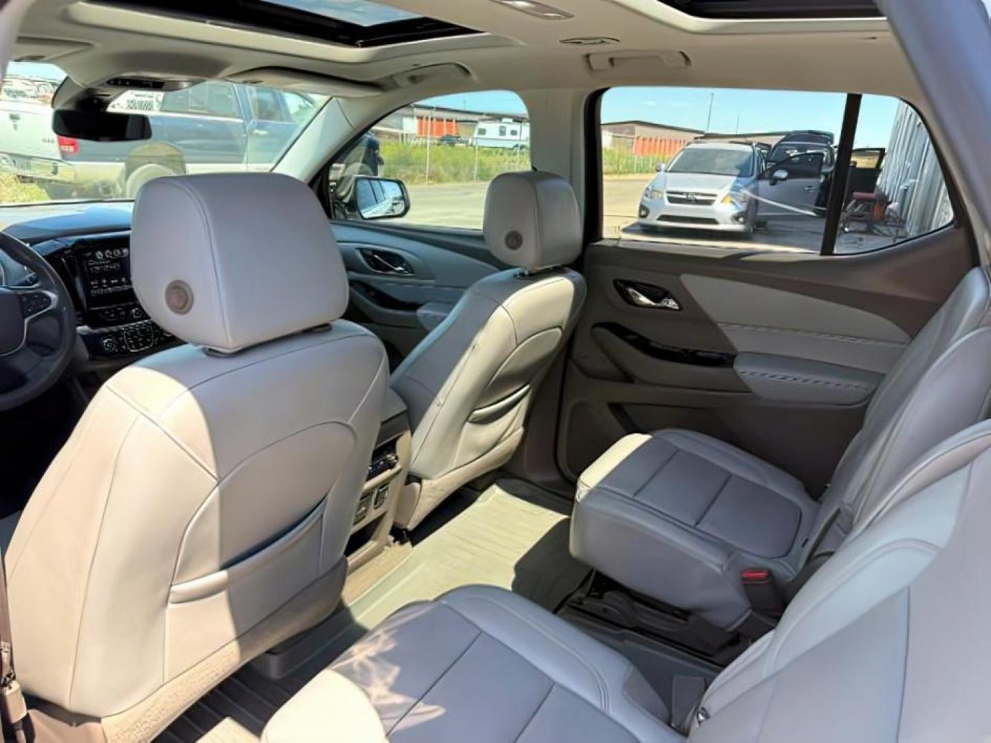 2018 Summit White /Dark Atmosphere/Medium Ash Gray Chevrolet Traverse (1GNEVHKW7JJ) with an 36L V-6 gasoline direct injection engine, Automatic transmission, located at 1175 N Woodruff Ave, Idaho Falls, ID, 83401, 43.506901, -111.999657 - At Timberline Auto, finding a great deal on your next vehicle is always easy! Our experienced sales staff's goal is to help find you the right vehicle at the right price! Our knowledgeable finance department has options for almost any credit score. We offer extended service contract options to prote - Photo#23