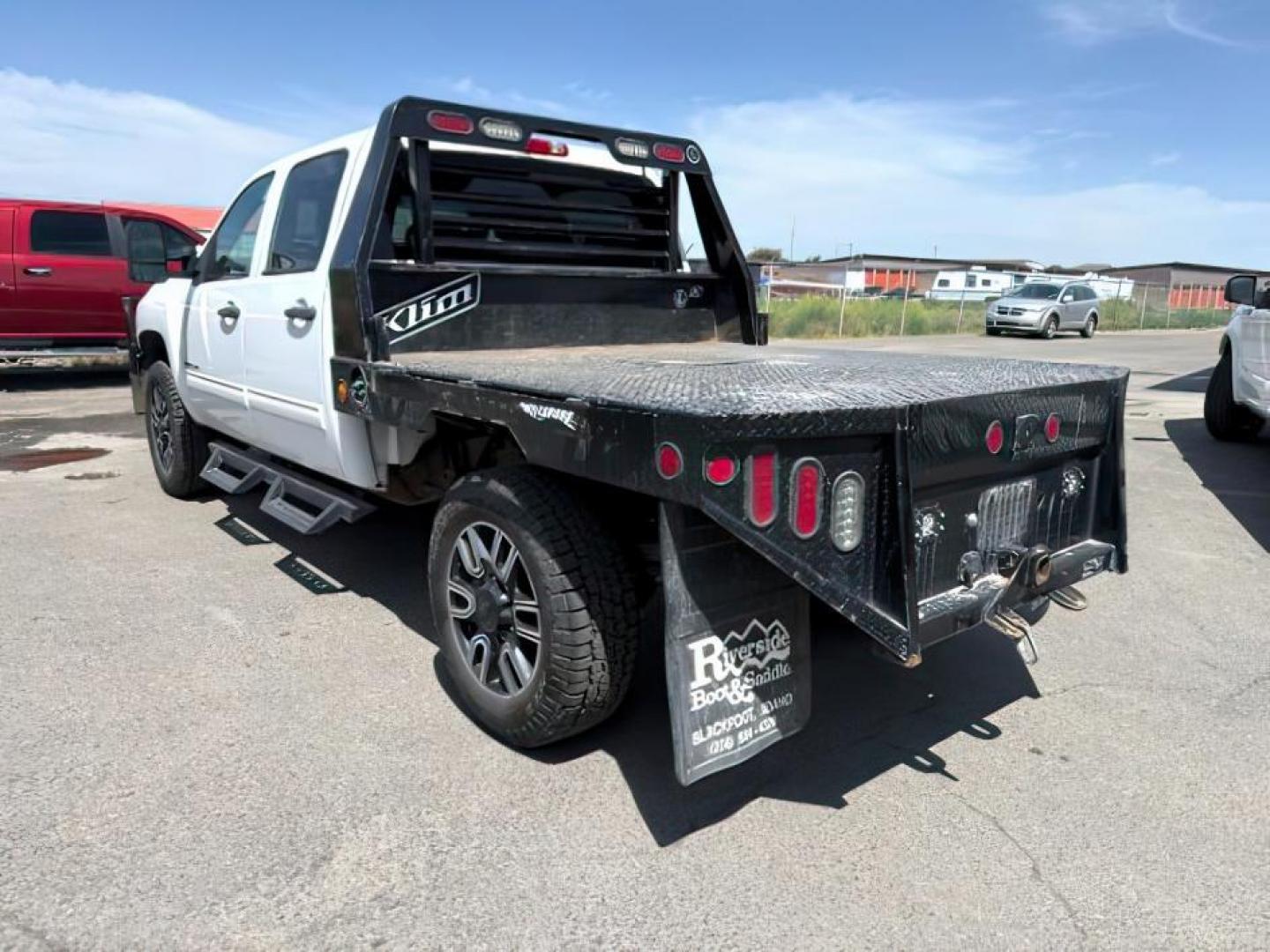 2014 Summit White /Ebony Chevrolet Silverado 2500HD LT (1GC1KXC84EF) with an Duramax 6.6L V-8 diesel direct injection engine, AUTOMATIC transmission, located at 1235 N Woodruff Ave., Idaho Falls, 83401, (208) 523-1053, 43.507172, -112.000488 - Photo#2
