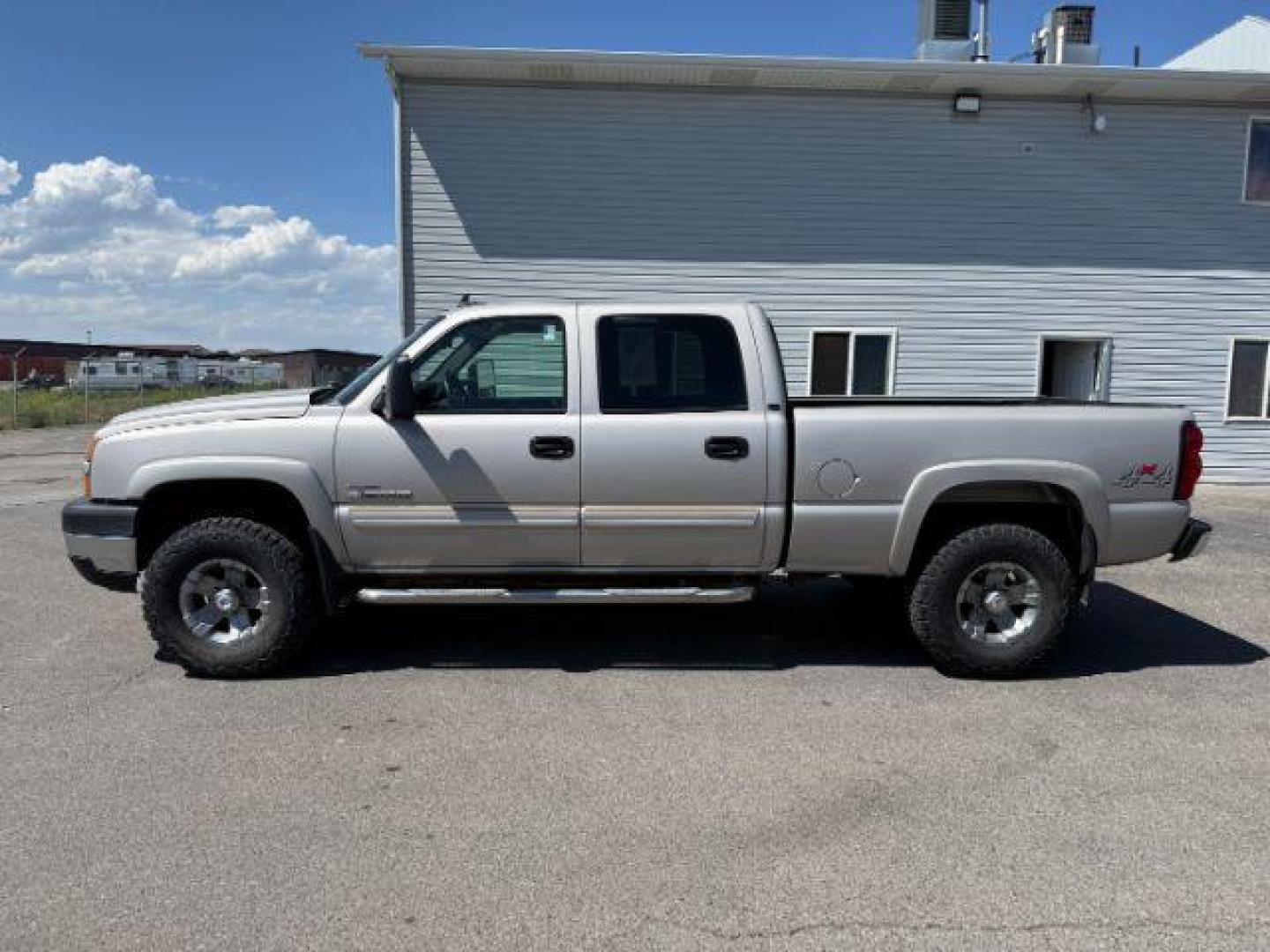 2006 PEWTER /Dark Charcoal Chevrolet Silverado 2500HD LT (1GCHK23D06F) with an Duramax 6.6L V-8 diesel direct injection engine, AUTOMATIC transmission, located at 1235 N Woodruff Ave., Idaho Falls, 83401, (208) 523-1053, 43.507172, -112.000488 - At Timberline Auto, finding a great deal on your next vehicle is always easy! Our experienced sales staff's goal is to help find you the right vehicle at the right price! Our knowledgeable finance department has options for almost any credit score. We offer extended service contract options to prote - Photo#19