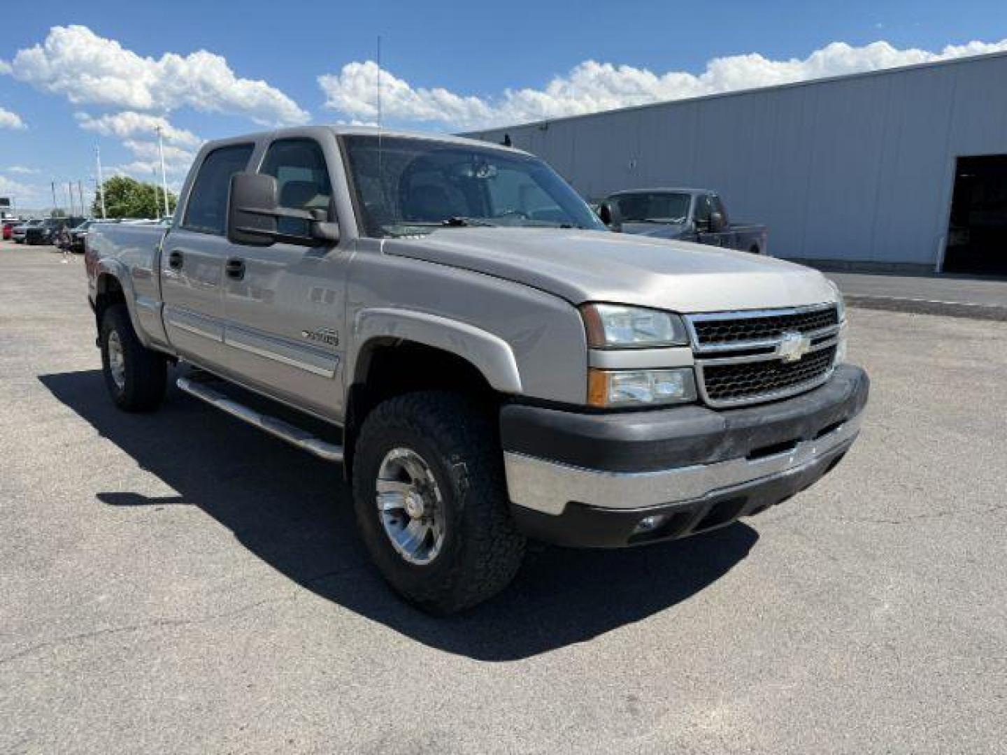 2006 PEWTER /Dark Charcoal Chevrolet Silverado 2500HD LT (1GCHK23D06F) with an Duramax 6.6L V-8 diesel direct injection engine, AUTOMATIC transmission, located at 1235 N Woodruff Ave., Idaho Falls, 83401, (208) 523-1053, 43.507172, -112.000488 - At Timberline Auto, finding a great deal on your next vehicle is always easy! Our experienced sales staff's goal is to help find you the right vehicle at the right price! Our knowledgeable finance department has options for almost any credit score. We offer extended service contract options to prote - Photo#24