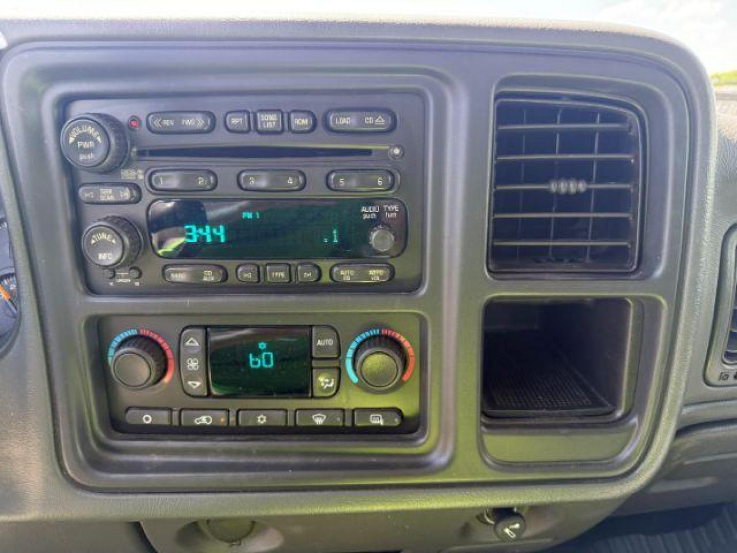 2006 PEWTER /Dark Charcoal Chevrolet Silverado 2500HD LT (1GCHK23D06F) with an Duramax 6.6L V-8 diesel direct injection engine, AUTOMATIC transmission, located at 1235 N Woodruff Ave., Idaho Falls, 83401, (208) 523-1053, 43.507172, -112.000488 - At Timberline Auto, finding a great deal on your next vehicle is always easy! Our experienced sales staff's goal is to help find you the right vehicle at the right price! Our knowledgeable finance department has options for almost any credit score. We offer extended service contract options to prote - Photo#30
