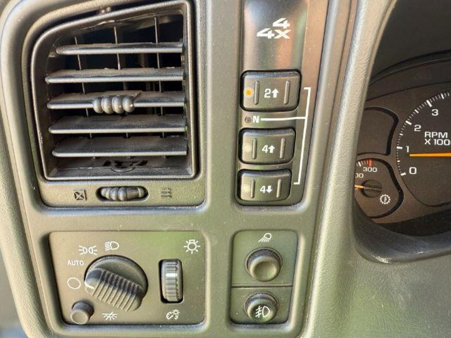 2006 PEWTER /Dark Charcoal Chevrolet Silverado 2500HD LT (1GCHK23D06F) with an Duramax 6.6L V-8 diesel direct injection engine, AUTOMATIC transmission, located at 1235 N Woodruff Ave., Idaho Falls, 83401, (208) 523-1053, 43.507172, -112.000488 - At Timberline Auto, finding a great deal on your next vehicle is always easy! Our experienced sales staff's goal is to help find you the right vehicle at the right price! Our knowledgeable finance department has options for almost any credit score. We offer extended service contract options to prote - Photo#31