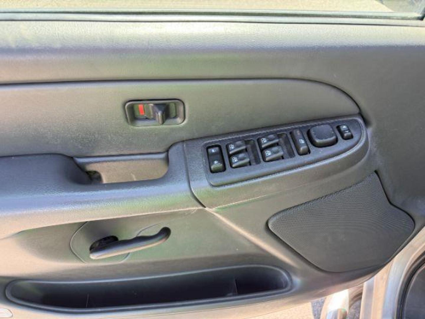 2006 PEWTER /Dark Charcoal Chevrolet Silverado 2500HD LT (1GCHK23D06F) with an Duramax 6.6L V-8 diesel direct injection engine, AUTOMATIC transmission, located at 1235 N Woodruff Ave., Idaho Falls, 83401, (208) 523-1053, 43.507172, -112.000488 - At Timberline Auto, finding a great deal on your next vehicle is always easy! Our experienced sales staff's goal is to help find you the right vehicle at the right price! Our knowledgeable finance department has options for almost any credit score. We offer extended service contract options to prote - Photo#33