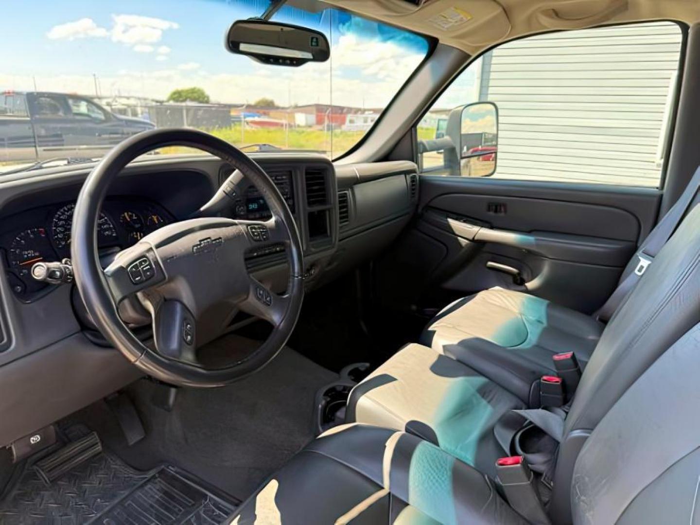 2006 PEWTER /Dark Charcoal Chevrolet Silverado 2500HD LT (1GCHK23D06F) with an Duramax 6.6L V-8 diesel direct injection engine, AUTOMATIC transmission, located at 1235 N Woodruff Ave., Idaho Falls, 83401, (208) 523-1053, 43.507172, -112.000488 - At Timberline Auto, finding a great deal on your next vehicle is always easy! Our experienced sales staff's goal is to help find you the right vehicle at the right price! Our knowledgeable finance department has options for almost any credit score. We offer extended service contract options to prote - Photo#10