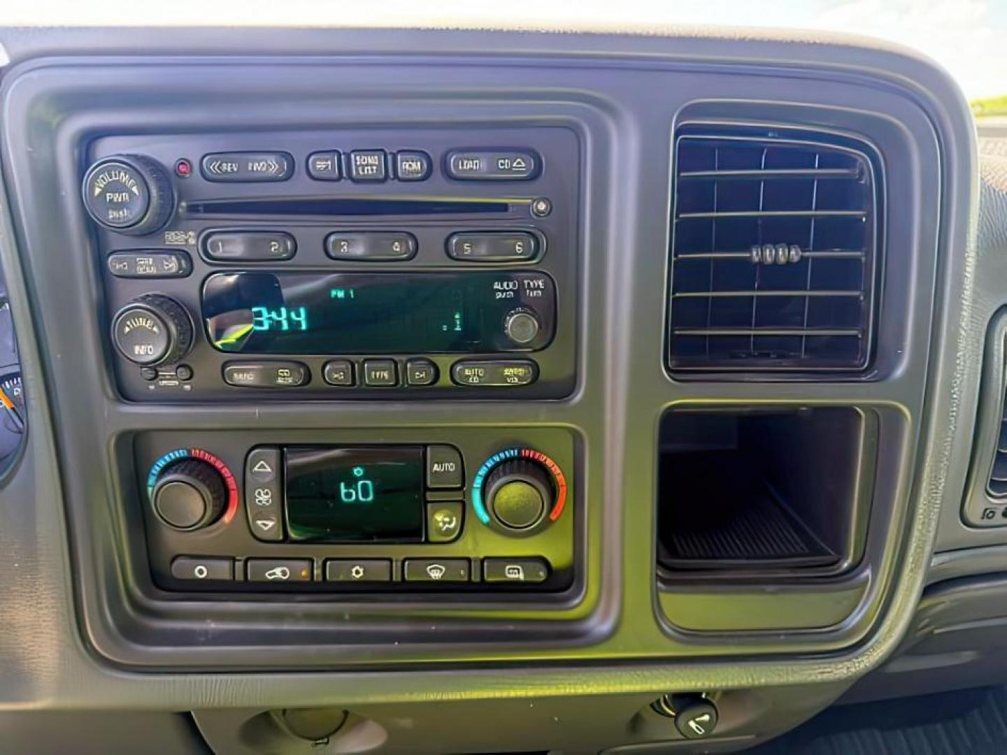2006 PEWTER /Dark Charcoal Chevrolet Silverado 2500HD LT (1GCHK23D06F) with an Duramax 6.6L V-8 diesel direct injection engine, AUTOMATIC transmission, located at 1235 N Woodruff Ave., Idaho Falls, 83401, (208) 523-1053, 43.507172, -112.000488 - At Timberline Auto, finding a great deal on your next vehicle is always easy! Our experienced sales staff's goal is to help find you the right vehicle at the right price! Our knowledgeable finance department has options for almost any credit score. We offer extended service contract options to prote - Photo#12