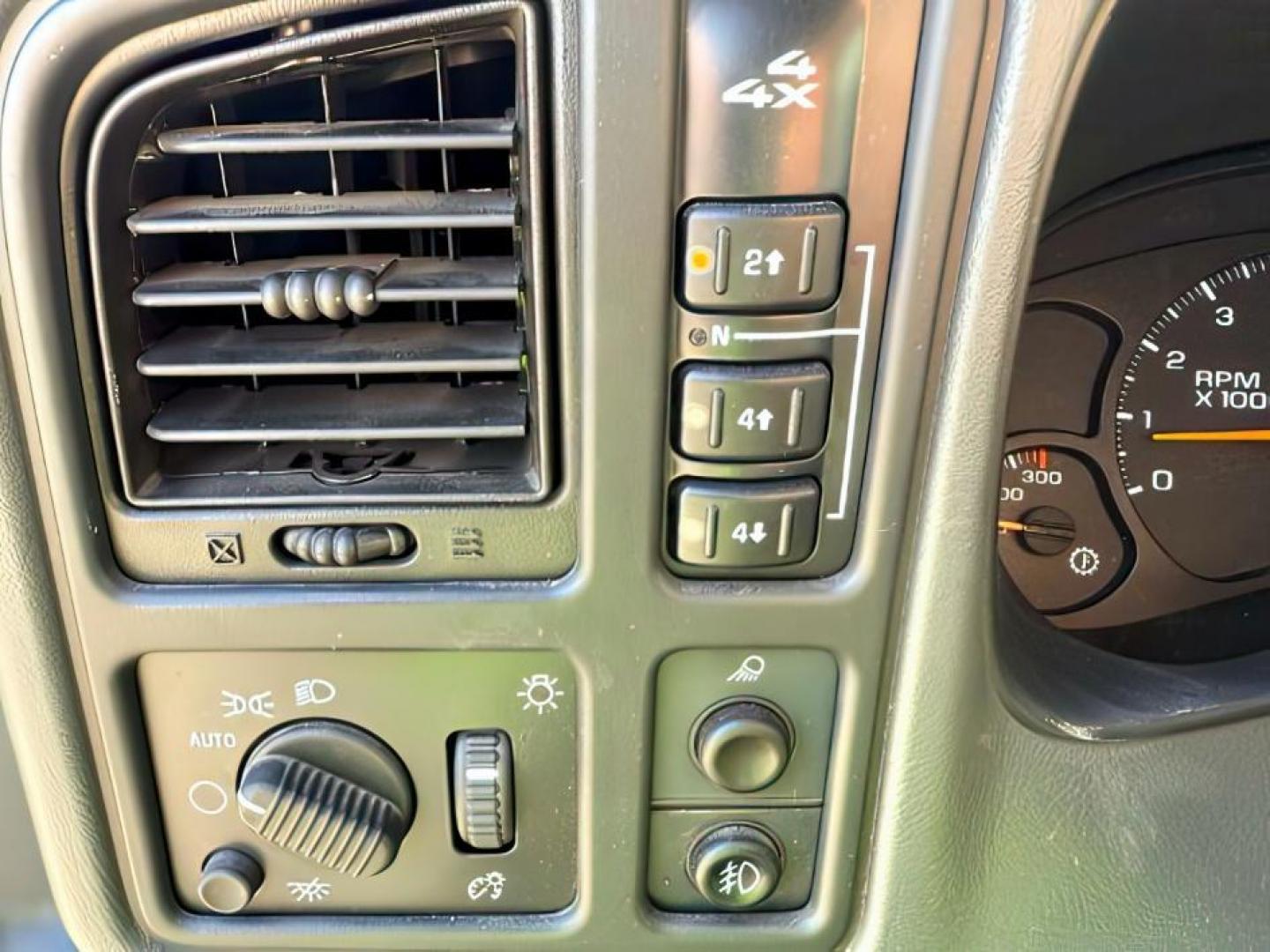 2006 PEWTER /Dark Charcoal Chevrolet Silverado 2500HD LT (1GCHK23D06F) with an Duramax 6.6L V-8 diesel direct injection engine, AUTOMATIC transmission, located at 1235 N Woodruff Ave., Idaho Falls, 83401, (208) 523-1053, 43.507172, -112.000488 - At Timberline Auto, finding a great deal on your next vehicle is always easy! Our experienced sales staff's goal is to help find you the right vehicle at the right price! Our knowledgeable finance department has options for almost any credit score. We offer extended service contract options to prote - Photo#13