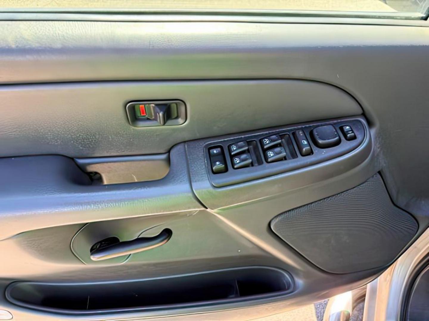 2006 PEWTER /Dark Charcoal Chevrolet Silverado 2500HD LT (1GCHK23D06F) with an Duramax 6.6L V-8 diesel direct injection engine, AUTOMATIC transmission, located at 1235 N Woodruff Ave., Idaho Falls, 83401, (208) 523-1053, 43.507172, -112.000488 - At Timberline Auto, finding a great deal on your next vehicle is always easy! Our experienced sales staff's goal is to help find you the right vehicle at the right price! Our knowledgeable finance department has options for almost any credit score. We offer extended service contract options to prote - Photo#15