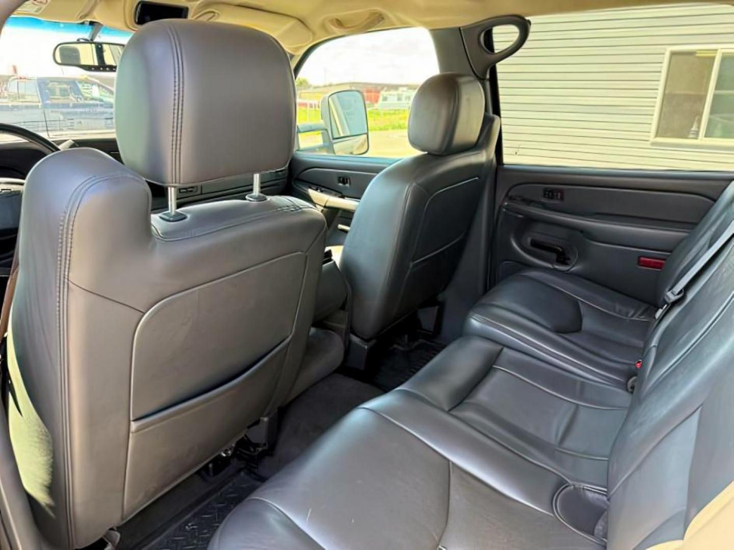 2006 PEWTER /Dark Charcoal Chevrolet Silverado 2500HD LT (1GCHK23D06F) with an Duramax 6.6L V-8 diesel direct injection engine, AUTOMATIC transmission, located at 1235 N Woodruff Ave., Idaho Falls, 83401, (208) 523-1053, 43.507172, -112.000488 - At Timberline Auto, finding a great deal on your next vehicle is always easy! Our experienced sales staff's goal is to help find you the right vehicle at the right price! Our knowledgeable finance department has options for almost any credit score. We offer extended service contract options to prote - Photo#17