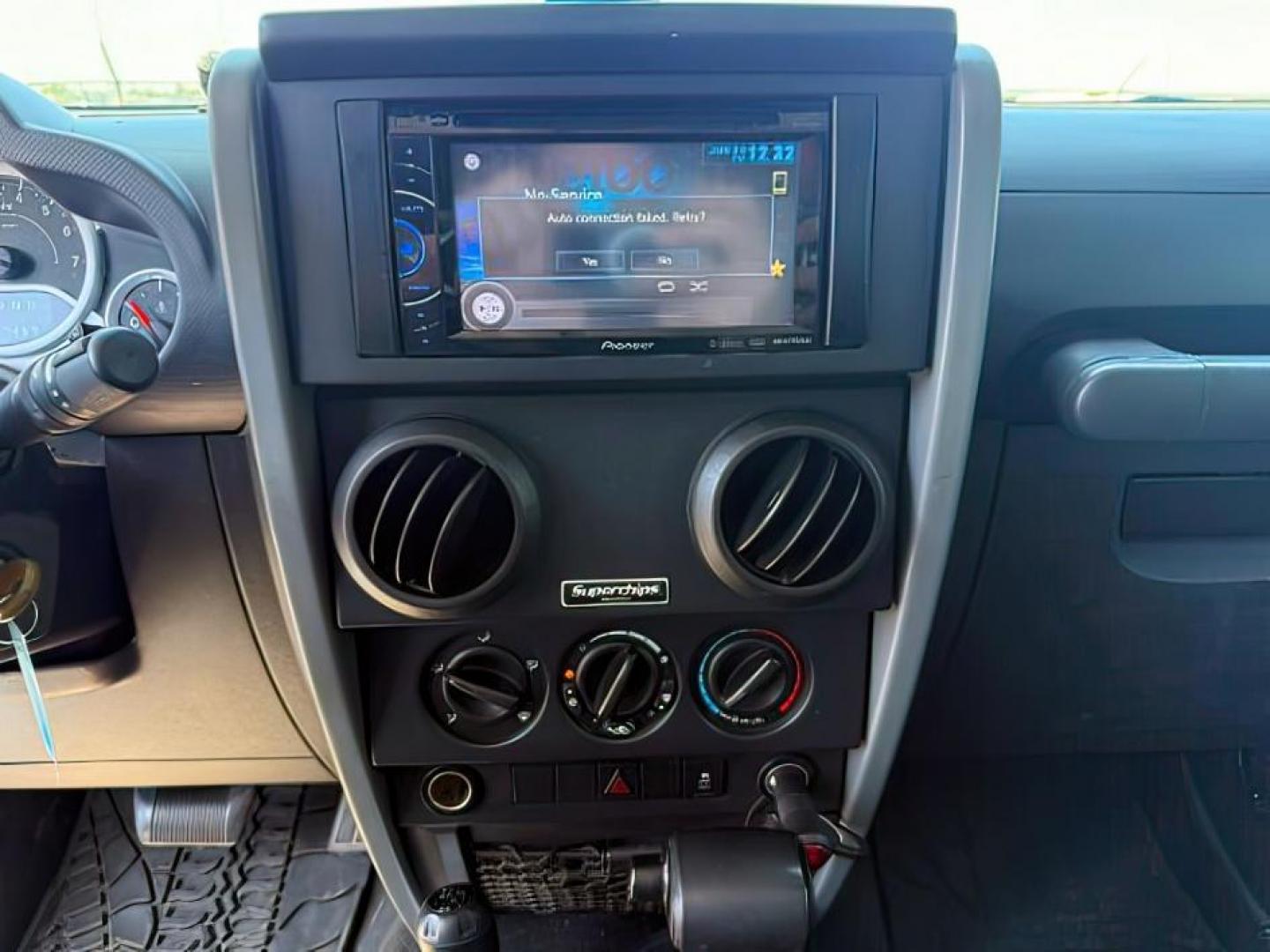 2010 BLUE /Dark Slate Gray/Med Slate Gray Jeep Wrangler Unlimited (1J4BA3H18AL) with an 38L V-6 regular unleaded engine, Automatic transmission, located at 1175 N Woodruff Ave, Idaho Falls, ID, 83401, 43.506901, -111.999657 - At Timberline Auto, finding a great deal on your next vehicle is always easy! Our experienced sales staff's goal is to help find you the right vehicle at the right price! Our knowledgeable finance department has options for almost any credit score. We offer extended service contract options to prote - Photo#12