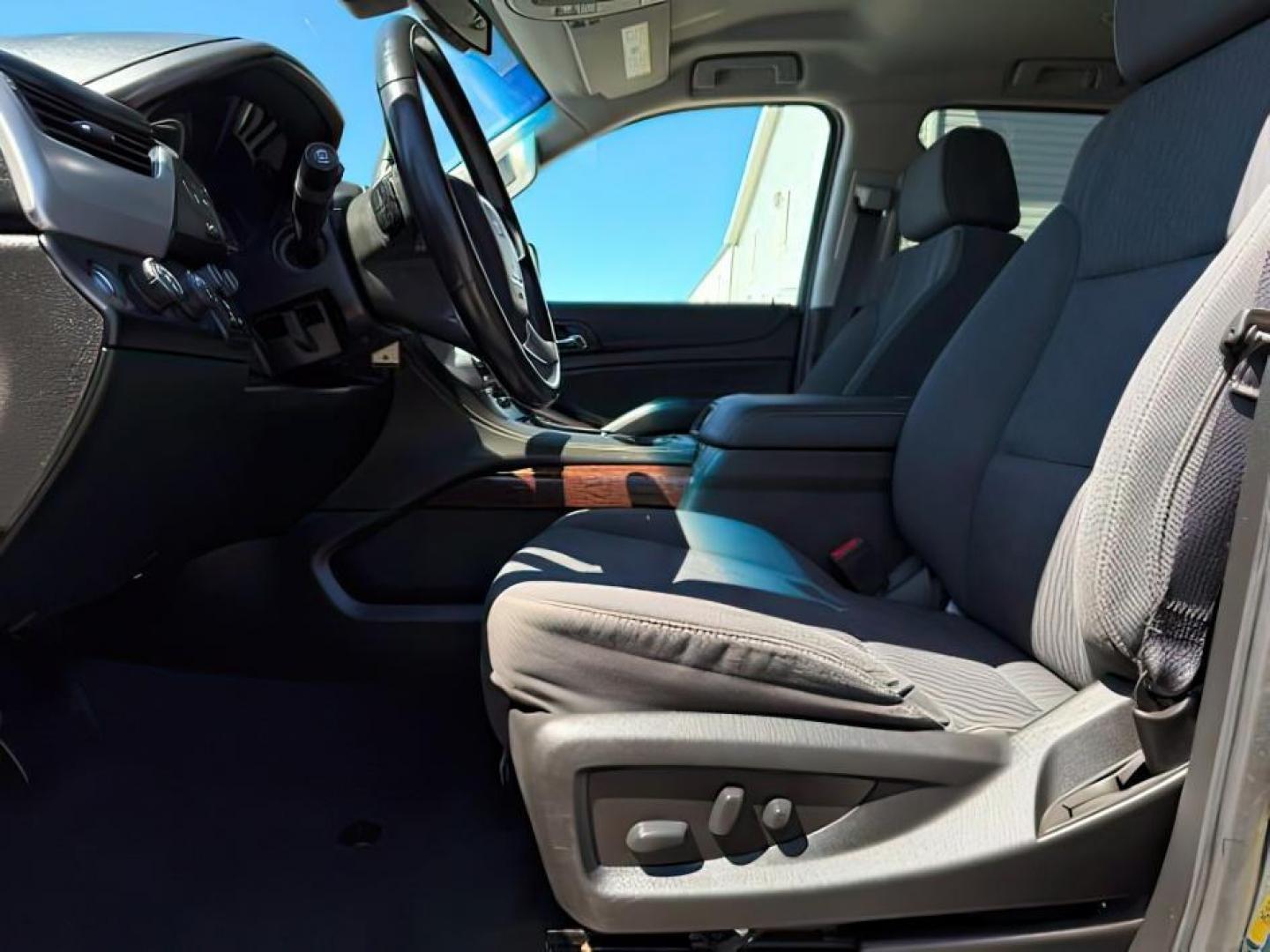 2020 GRAY /Jet Black GMC Yukon (1GKS2AKC2LR) with an EcoTec3 53L V-8 gasoline direct injection engine, Automatic transmission, located at 1175 N Woodruff Ave, Idaho Falls, ID, 83401, 43.506901, -111.999657 - At Timberline Auto, finding a great deal on your next vehicle is always easy! Our experienced sales staff's goal is to help find you the right vehicle at the right price! Our knowledgeable finance department has options for almost any credit score. We offer extended service contract options to prote - Photo#14