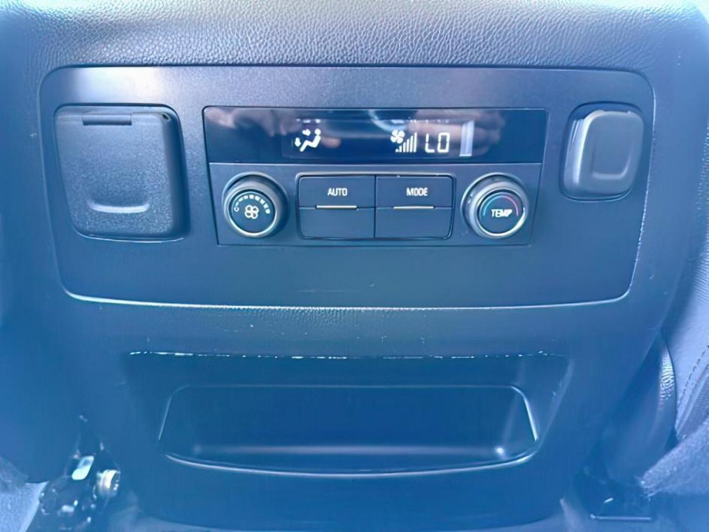 2020 GRAY /Jet Black GMC Yukon (1GKS2AKC2LR) with an EcoTec3 53L V-8 gasoline direct injection engine, Automatic transmission, located at 1175 N Woodruff Ave, Idaho Falls, ID, 83401, 43.506901, -111.999657 - At Timberline Auto, finding a great deal on your next vehicle is always easy! Our experienced sales staff's goal is to help find you the right vehicle at the right price! Our knowledgeable finance department has options for almost any credit score. We offer extended service contract options to prote - Photo#24