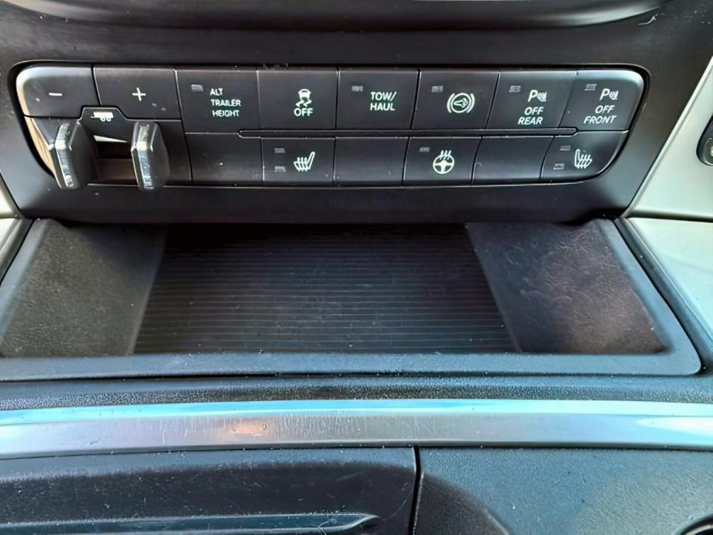 2016 Bright White Clearcoat /Diesel Gray/Black Ram 3500 (3C63RRHL8GG) with an 67L engine, Automatic transmission, located at 1175 N Woodruff Ave, Idaho Falls, ID, 83401, 43.506901, -111.999657 - At Timberline Auto, finding a great deal on your next vehicle is always easy! Our experienced sales staff's goal is to help find you the right vehicle at the right price! Our knowledgeable finance department has options for almost any credit score. We offer extended service contract options to prote - Photo#13