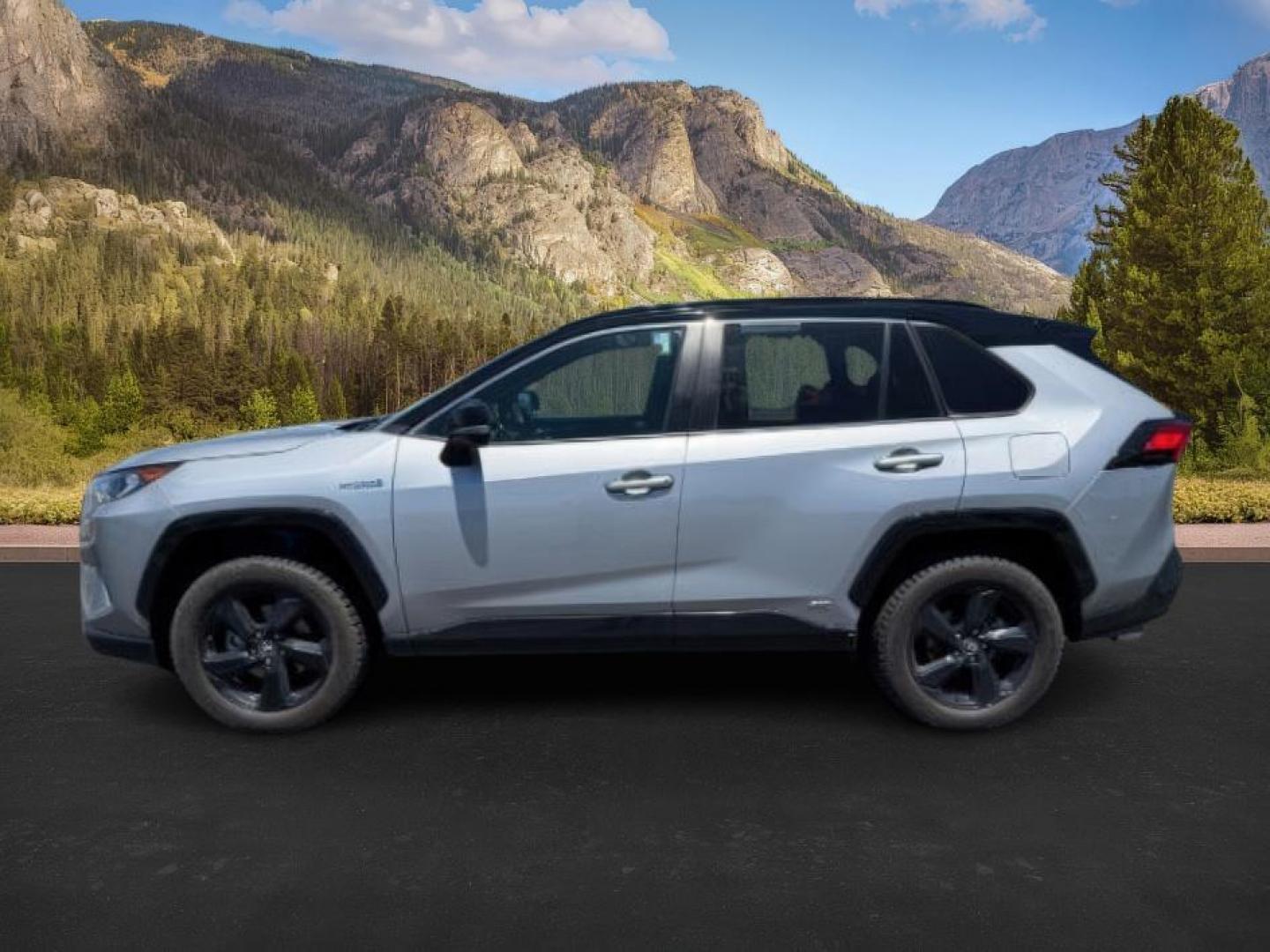 2020 Silver Sky Metallic w/Midnight Black Roof /Black Toyota RAV4 Hybrid XSE (2T3EWRFV9LW) with an Dynamic Force 2.5L I-4 port/direct injection engine, AUTOMATIC transmission, located at 1235 N Woodruff Ave., Idaho Falls, 83401, (208) 523-1053, 43.507172, -112.000488 - At Timberline Auto, finding a great deal on your next vehicle is always easy! Our experienced sales staff's goal is to help find you the right vehicle at the right price! Our knowledgeable finance department has options for almost any credit score. We offer extended service contract options to prote - Photo#0