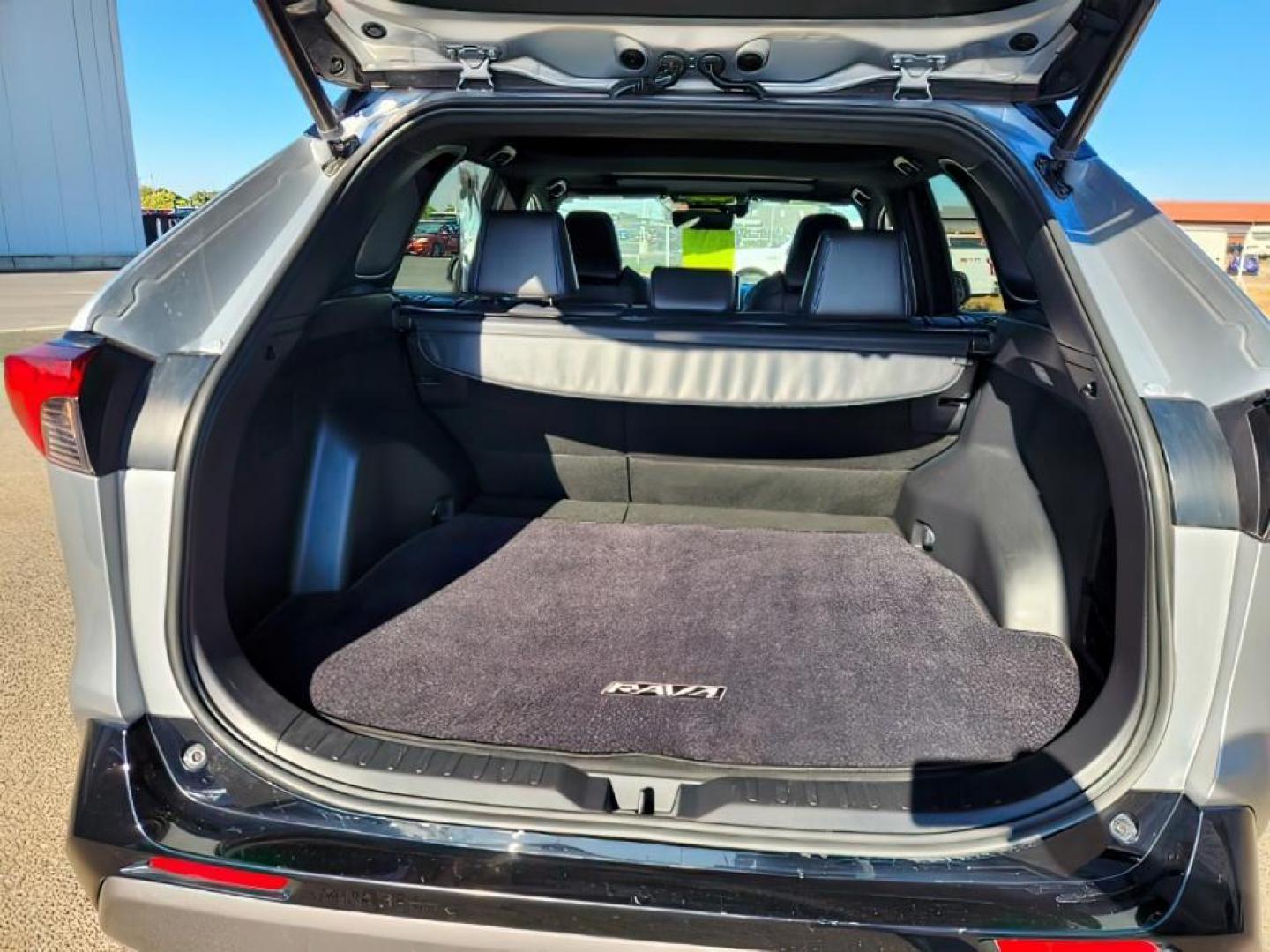 2020 Silver Sky Metallic w/Midnight Black Roof /Black Toyota RAV4 Hybrid (2T3EWRFV9LW) with an Dynamic Force 25L I-4 portdirect injection engine, Automatic transmission, located at 1175 N Woodruff Ave, Idaho Falls, ID, 83401, 43.506901, -111.999657 - At Timberline Auto, finding a great deal on your next vehicle is always easy! Our experienced sales staff's goal is to help find you the right vehicle at the right price! Our knowledgeable finance department has options for almost any credit score. We offer extended service contract options to prote - Photo#4