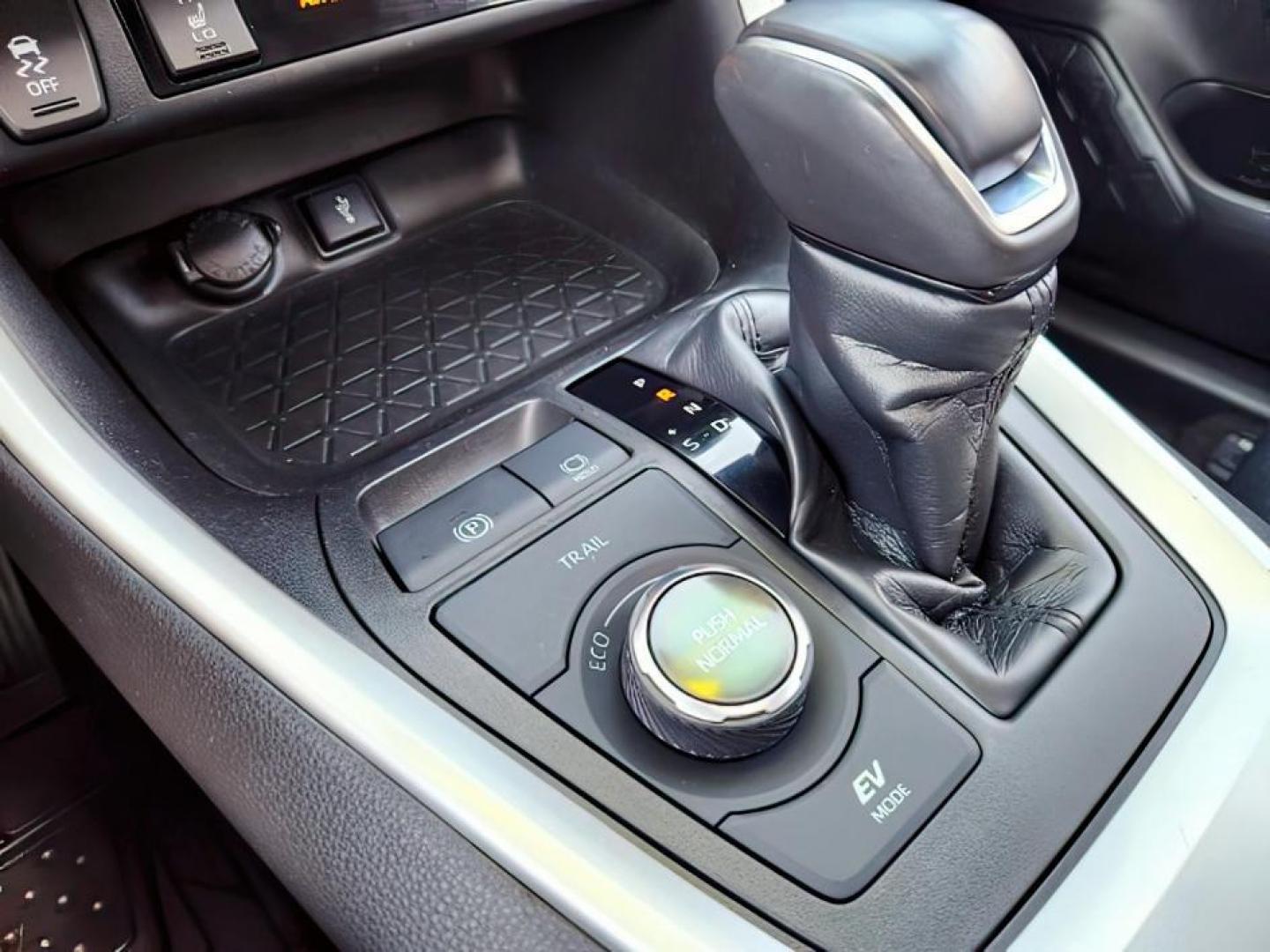 2020 Silver Sky Metallic w/Midnight Black Roof /Black Toyota RAV4 Hybrid (2T3EWRFV9LW) with an Dynamic Force 25L I-4 portdirect injection engine, Automatic transmission, located at 1175 N Woodruff Ave, Idaho Falls, ID, 83401, 43.506901, -111.999657 - At Timberline Auto, finding a great deal on your next vehicle is always easy! Our experienced sales staff's goal is to help find you the right vehicle at the right price! Our knowledgeable finance department has options for almost any credit score. We offer extended service contract options to prote - Photo#15