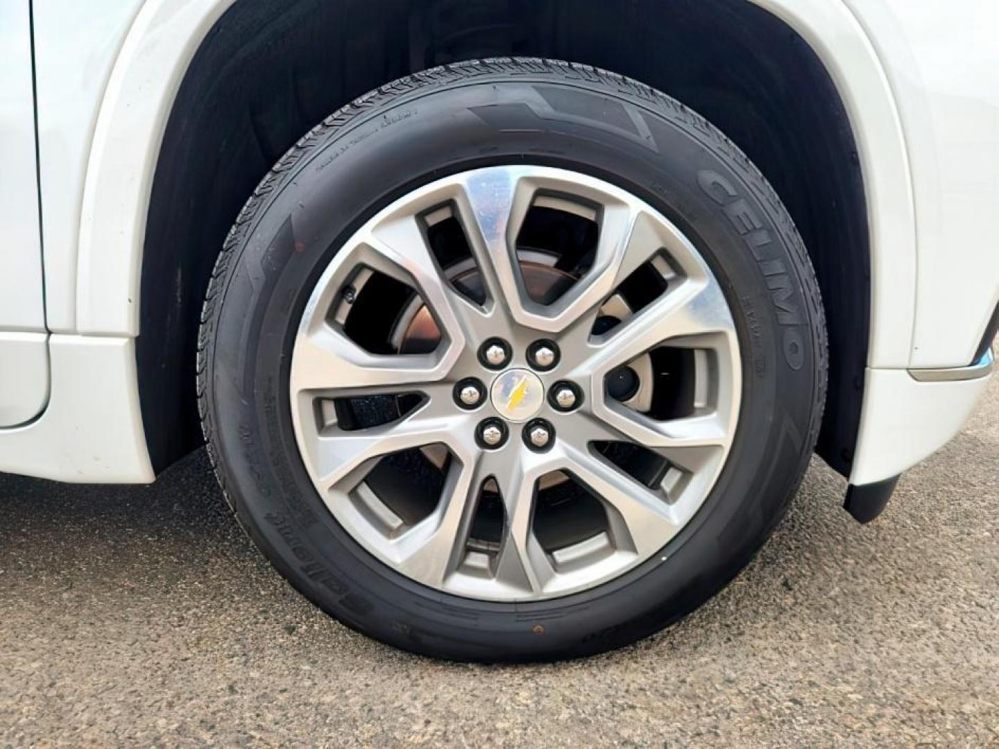 2019 Summit White /Jet Black Chevrolet Traverse (1GNEVKKW3KJ) with an 36L V-6 gasoline direct injection engine, Automatic transmission, located at 1175 N Woodruff Ave, Idaho Falls, ID, 83401, 43.506901, -111.999657 - At Timberline Auto, finding a great deal on your next vehicle is always easy! Our experienced sales staff's goal is to help find you the right vehicle at the right price! Our knowledgeable finance department has options for almost any credit score. We offer extended service contract options to prote - Photo#8
