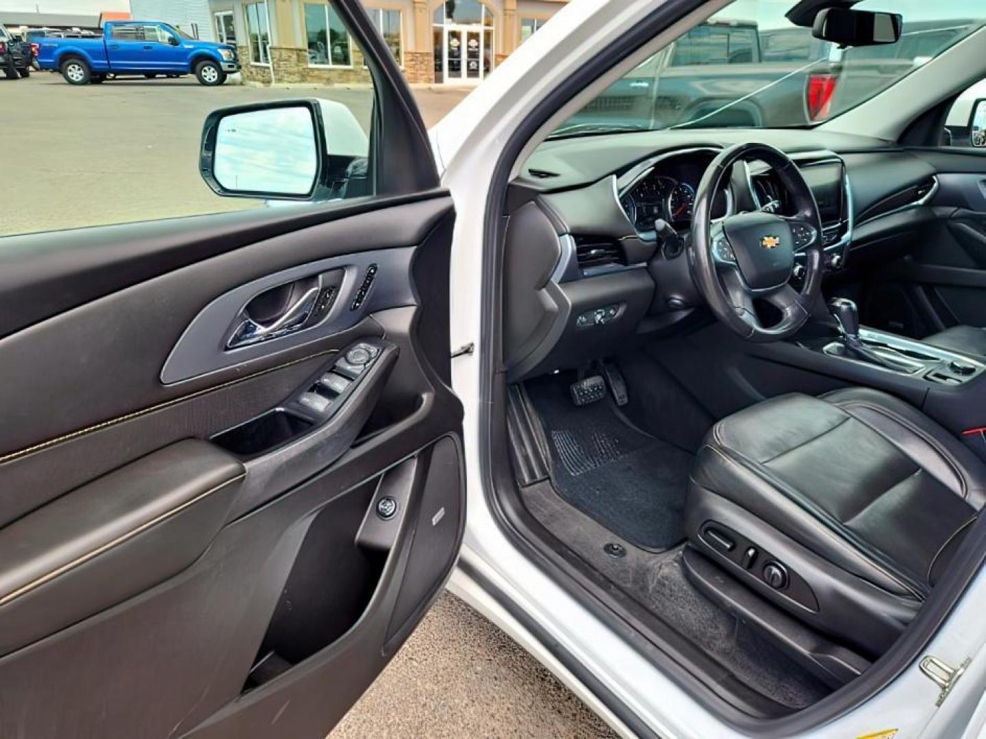 2019 Summit White /Jet Black Chevrolet Traverse (1GNEVKKW3KJ) with an 36L V-6 gasoline direct injection engine, Automatic transmission, located at 1175 N Woodruff Ave, Idaho Falls, ID, 83401, 43.506901, -111.999657 - At Timberline Auto, finding a great deal on your next vehicle is always easy! Our experienced sales staff's goal is to help find you the right vehicle at the right price! Our knowledgeable finance department has options for almost any credit score. We offer extended service contract options to prote - Photo#10