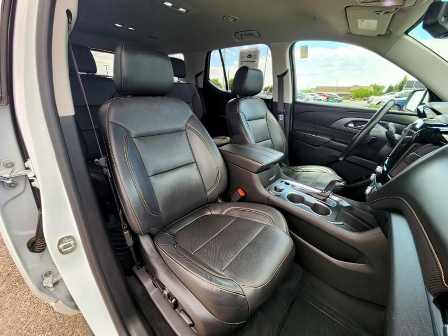 2019 Summit White /Jet Black Chevrolet Traverse (1GNEVKKW3KJ) with an 36L V-6 gasoline direct injection engine, Automatic transmission, located at 1175 N Woodruff Ave, Idaho Falls, ID, 83401, 43.506901, -111.999657 - At Timberline Auto, finding a great deal on your next vehicle is always easy! Our experienced sales staff's goal is to help find you the right vehicle at the right price! Our knowledgeable finance department has options for almost any credit score. We offer extended service contract options to prote - Photo#13