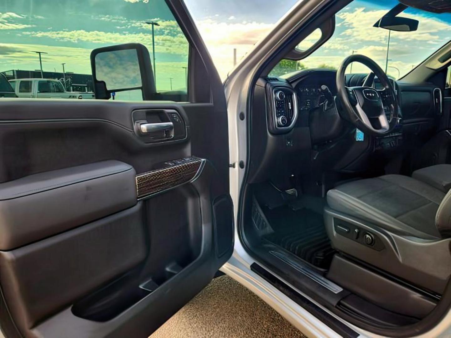 2022 Quicksilver Metallic /Jet Black GMC Sierra 3500HD (1GT49TE70NF) with an 66L V-8 gasoline direct injection engine, Automatic transmission, located at 1175 N Woodruff Ave, Idaho Falls, ID, 83401, 43.506901, -111.999657 - At Timberline Auto, finding a great deal on your next vehicle is always easy! Our experienced sales staff's goal is to help find you the right vehicle at the right price! Our knowledgeable finance department has options for almost any credit score. We offer extended service contract options to prote - Photo#10