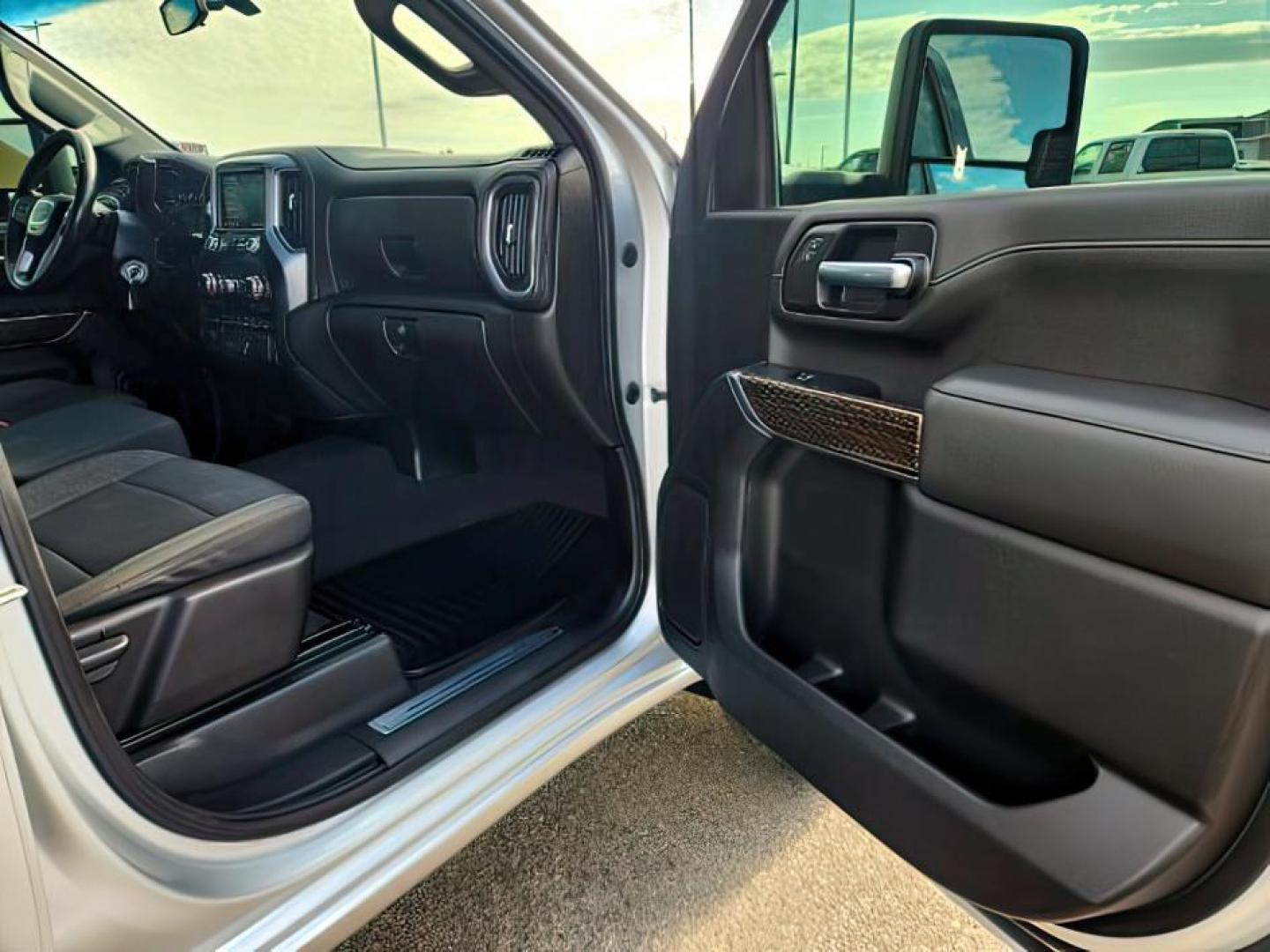 2022 Quicksilver Metallic /Jet Black GMC Sierra 3500HD (1GT49TE70NF) with an 66L V-8 gasoline direct injection engine, Automatic transmission, located at 1175 N Woodruff Ave, Idaho Falls, ID, 83401, 43.506901, -111.999657 - At Timberline Auto, finding a great deal on your next vehicle is always easy! Our experienced sales staff's goal is to help find you the right vehicle at the right price! Our knowledgeable finance department has options for almost any credit score. We offer extended service contract options to prote - Photo#15