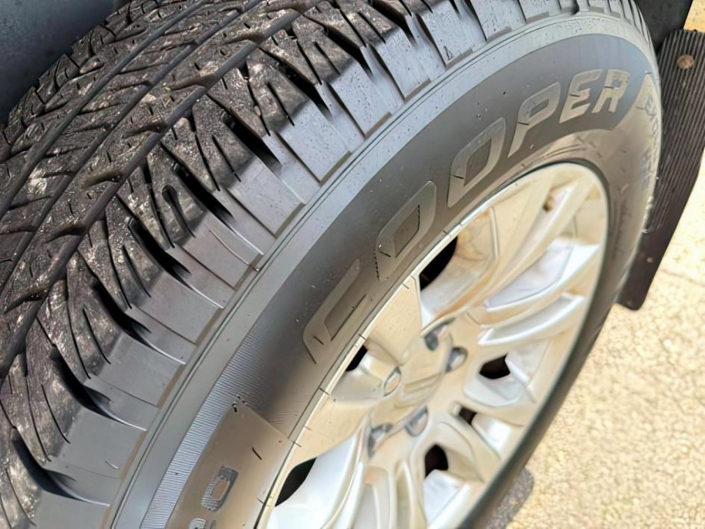 2013 WHITE /LEATHER RAM 1500 LARAMIE LONGHORN (1C6RR7PTXDS) with an 5.7 V8 engine, AUTO transmission, located at 1235 N Woodruff Ave., Idaho Falls, 83401, (208) 523-1053, 43.507172, -112.000488 - At Timberline Auto, finding a great deal on your next vehicle is always easy! Our experienced sales staff's goal is to help find you the right vehicle at the right price! Our knowledgeable finance department has options for almost any credit score. We offer extended service contract options to prote - Photo#8