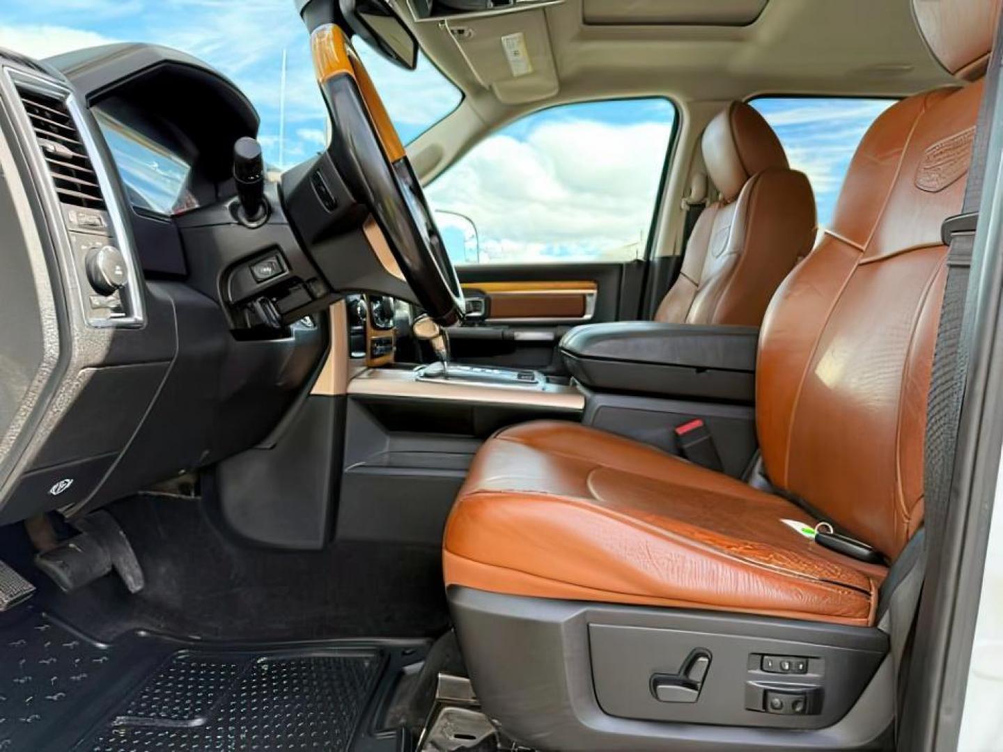 2013 WHITE /LEATHER RAM 1500 LARAMIE LONGHORN (1C6RR7PTXDS) with an 5.7 V8 engine, AUTO transmission, located at 1235 N Woodruff Ave., Idaho Falls, 83401, (208) 523-1053, 43.507172, -112.000488 - At Timberline Auto, finding a great deal on your next vehicle is always easy! Our experienced sales staff's goal is to help find you the right vehicle at the right price! Our knowledgeable finance department has options for almost any credit score. We offer extended service contract options to prote - Photo#10