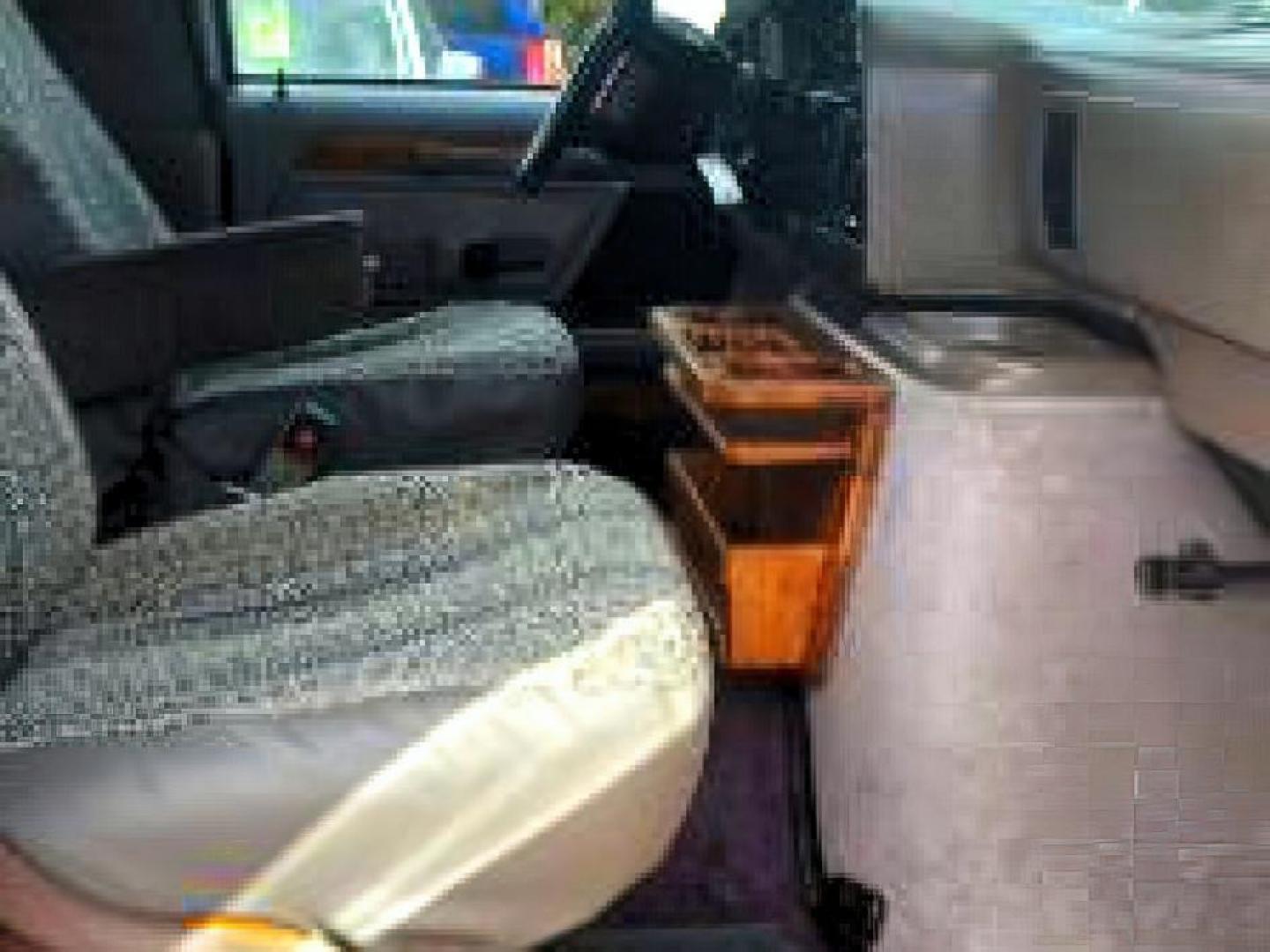 1995 TAN /CLOTH Ford E-150 (1FDEE14H4SH) with an 58 engine, Automatic transmission, located at 1175 N Woodruff Ave, Idaho Falls, ID, 83401, 43.506901, -111.999657 - At Timberline Auto, finding a great deal on your next vehicle is always easy! Our experienced sales staff's goal is to help find you the right vehicle at the right price! Our knowledgeable finance department has options for almost any credit score. We offer extended service contract options to prote - Photo#9