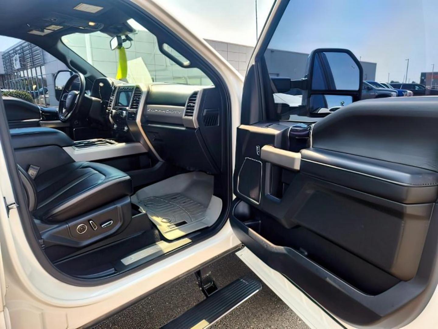 2020 Star White Metallic Tri-Coat /Black Ford F-250 (1FT7W2BT2LE) with an Powerstroke 67L V-8 diesel direct injection engine, Automatic transmission, located at 1175 N Woodruff Ave, Idaho Falls, ID, 83401, 43.506901, -111.999657 - At Timberline Auto, finding a great deal on your next vehicle is always easy! Our experienced sales staff's goal is to help find you the right vehicle at the right price! Our knowledgeable finance department has options for almost any credit score. We offer extended service contract options to prote - Photo#14