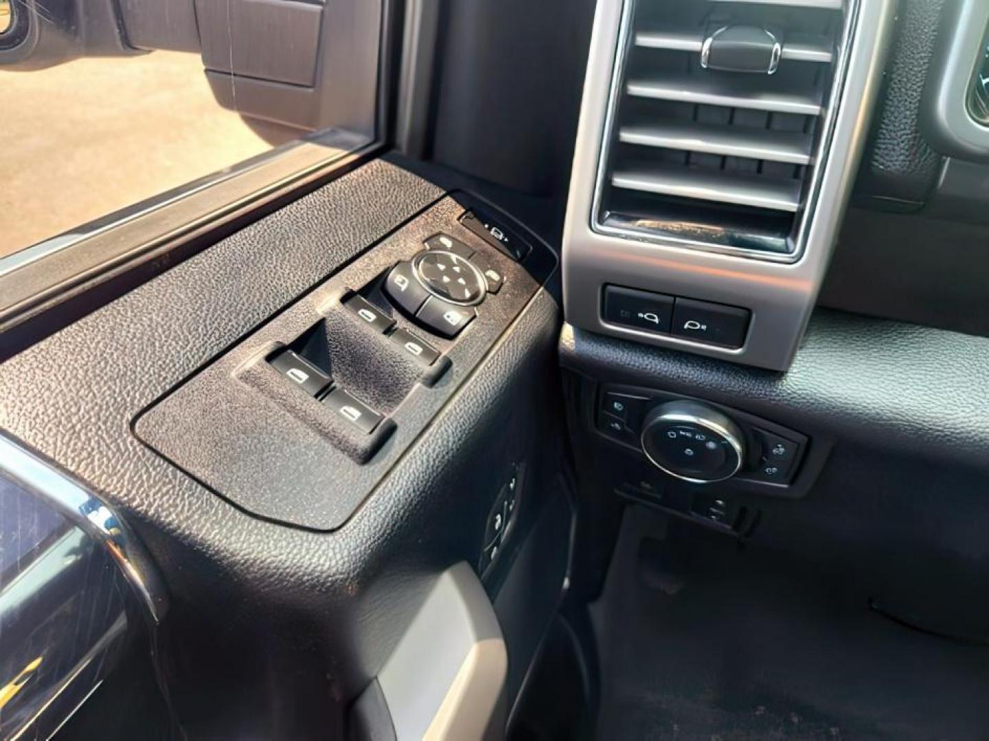 2020 Star White Metallic Tri-Coat /Black Ford F-250 (1FT7W2BT2LE) with an Powerstroke 67L V-8 diesel direct injection engine, Automatic transmission, located at 1175 N Woodruff Ave, Idaho Falls, ID, 83401, 43.506901, -111.999657 - At Timberline Auto, finding a great deal on your next vehicle is always easy! Our experienced sales staff's goal is to help find you the right vehicle at the right price! Our knowledgeable finance department has options for almost any credit score. We offer extended service contract options to prote - Photo#18