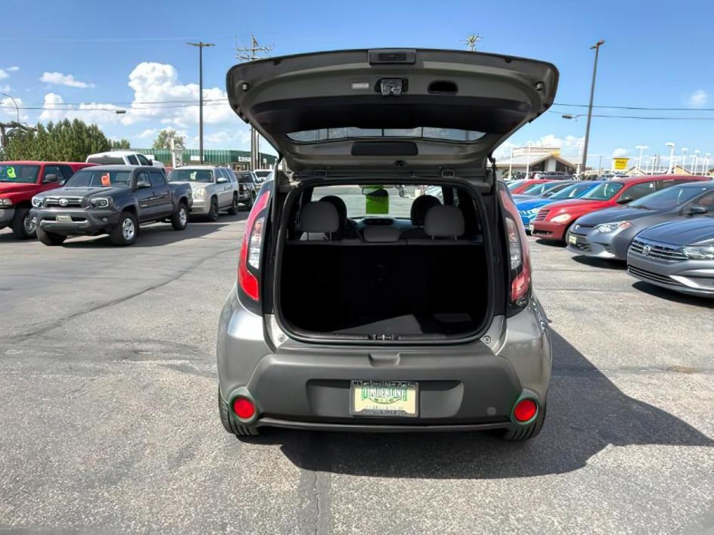 2015 GRAY /CLOTH KIA Soul (KNDJN2A21F7) with an 16 engine, Automatic transmission, located at 1175 N Woodruff Ave, Idaho Falls, ID, 83401, 43.506901, -111.999657 - At Timberline Auto, finding a great deal on your next vehicle is always easy! Our experienced sales staff's goal is to help find you the right vehicle at the right price! Our knowledgeable finance department has options for almost any credit score. We offer extended service contract options to prote - Photo#4