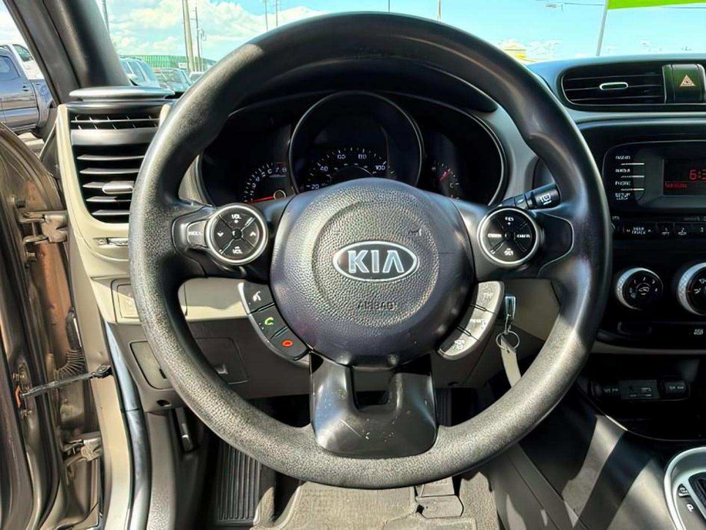2015 GRAY /CLOTH KIA Soul (KNDJN2A21F7) with an 16 engine, Automatic transmission, located at 1175 N Woodruff Ave, Idaho Falls, ID, 83401, 43.506901, -111.999657 - At Timberline Auto, finding a great deal on your next vehicle is always easy! Our experienced sales staff's goal is to help find you the right vehicle at the right price! Our knowledgeable finance department has options for almost any credit score. We offer extended service contract options to prote - Photo#13