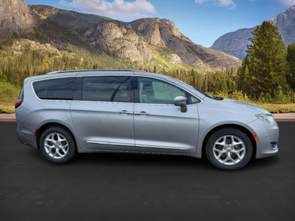 photo of 2017 Chrysler Pacifica 