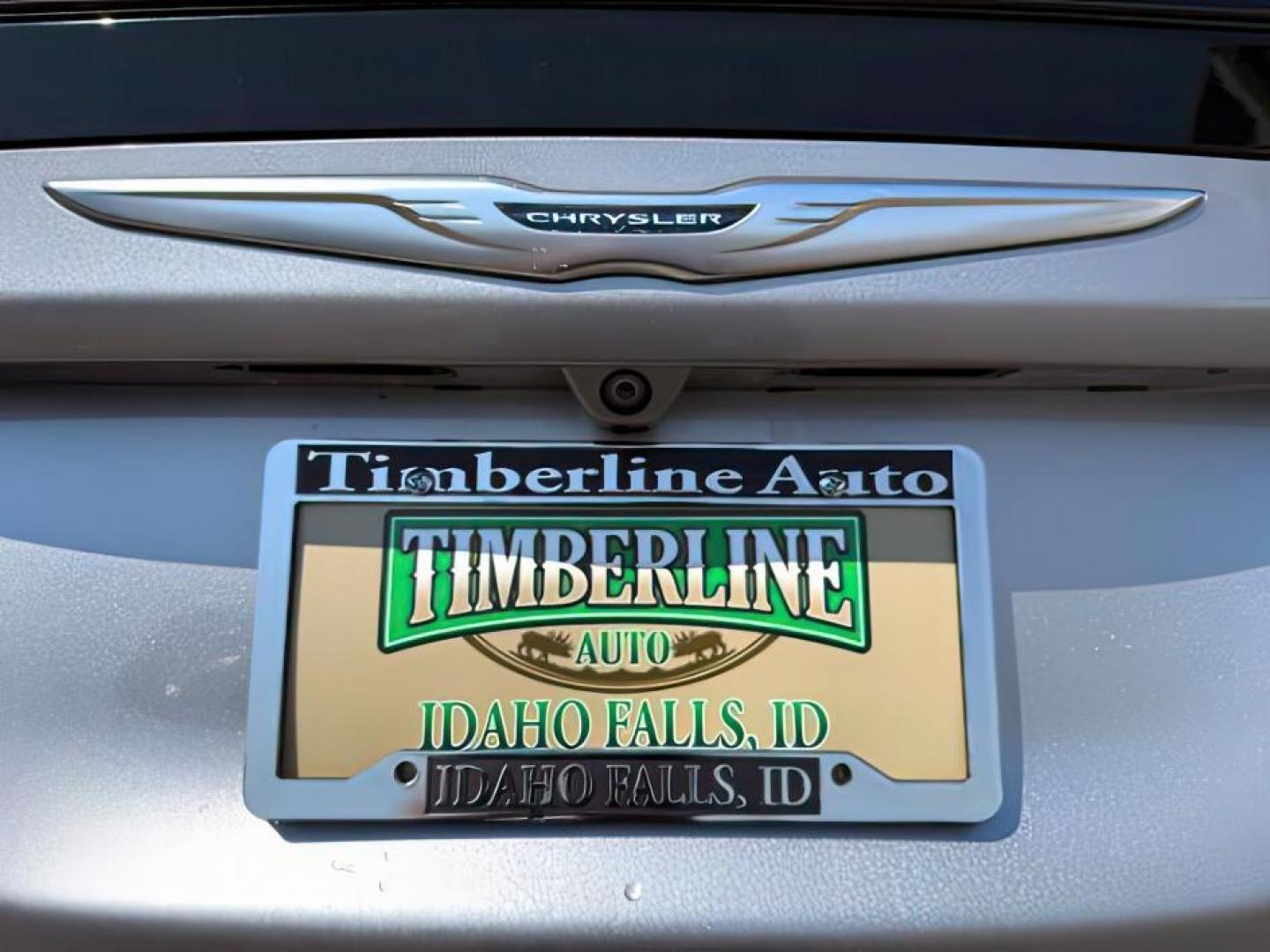 2017 SILVER /Black/Alloy Chrysler Pacifica (2C4RC1EG7HR) with an 36L V-6 DOHC engine, Automatic transmission, located at 1175 N Woodruff Ave, Idaho Falls, ID, 83401, 43.506901, -111.999657 - At Timberline Auto, finding a great deal on your next vehicle is always easy! Our experienced sales staff's goal is to help find you the right vehicle at the right price! Our knowledgeable finance department has options for almost any credit score. We offer extended service contract options to prote - Photo#4