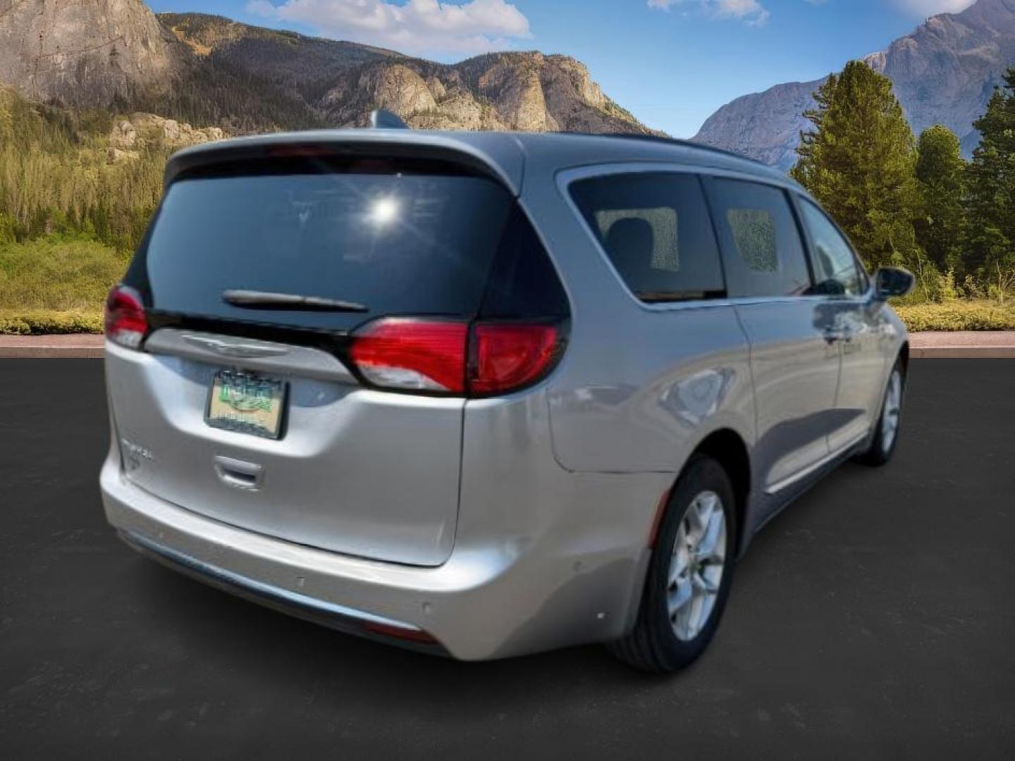 2017 SILVER /Black/Alloy Chrysler Pacifica (2C4RC1EG7HR) with an 36L V-6 DOHC engine, Automatic transmission, located at 1175 N Woodruff Ave, Idaho Falls, ID, 83401, 43.506901, -111.999657 - At Timberline Auto, finding a great deal on your next vehicle is always easy! Our experienced sales staff's goal is to help find you the right vehicle at the right price! Our knowledgeable finance department has options for almost any credit score. We offer extended service contract options to prote - Photo#7