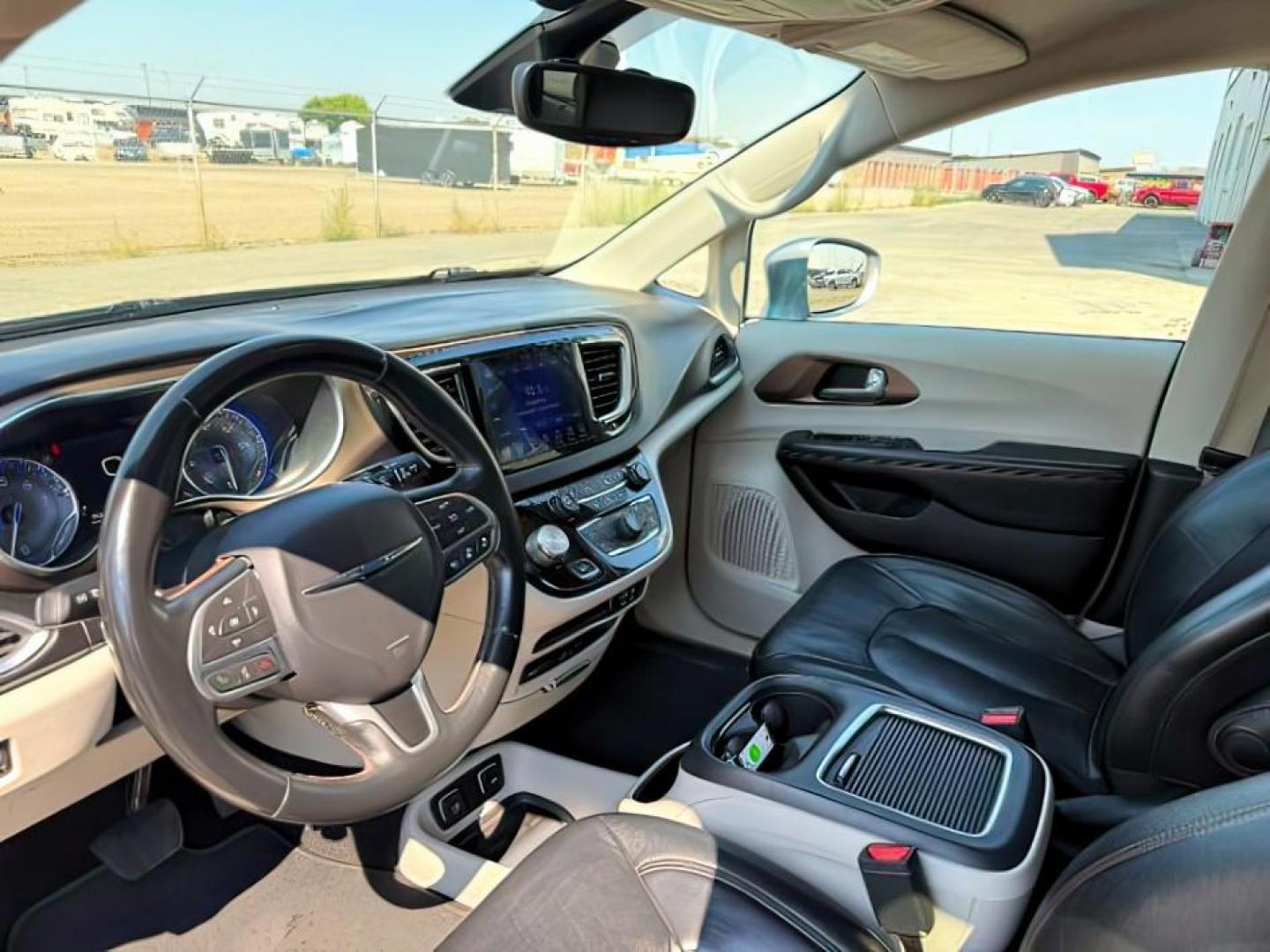 2017 SILVER /Black/Alloy Chrysler Pacifica (2C4RC1EG7HR) with an 36L V-6 DOHC engine, Automatic transmission, located at 1175 N Woodruff Ave, Idaho Falls, ID, 83401, 43.506901, -111.999657 - At Timberline Auto, finding a great deal on your next vehicle is always easy! Our experienced sales staff's goal is to help find you the right vehicle at the right price! Our knowledgeable finance department has options for almost any credit score. We offer extended service contract options to prote - Photo#14