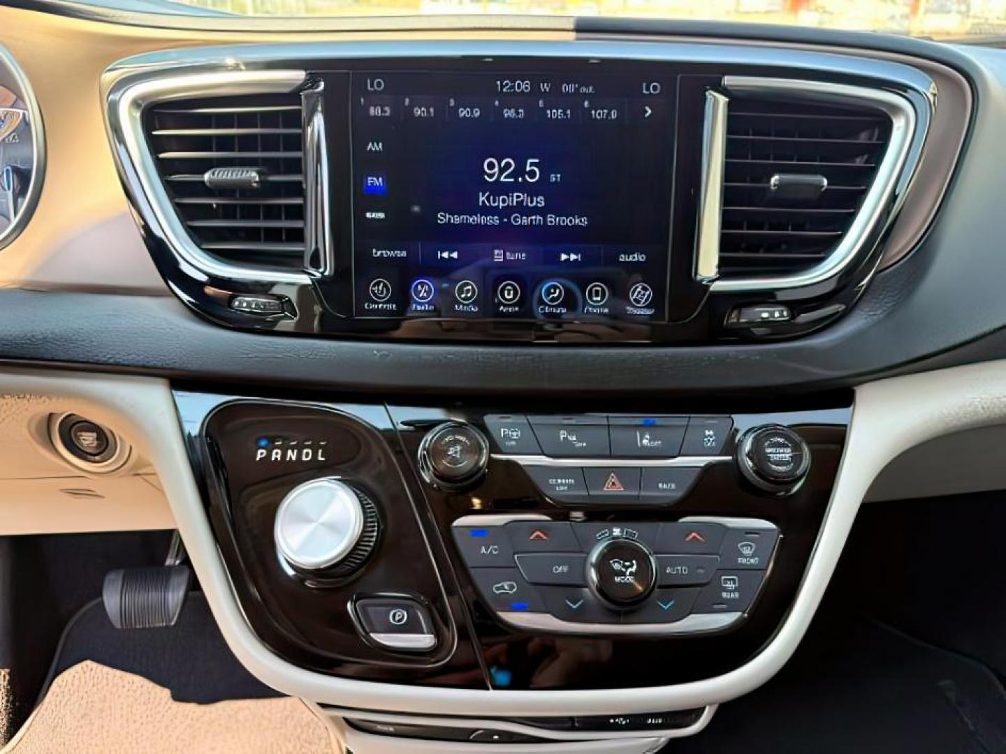 2017 SILVER /Black/Alloy Chrysler Pacifica (2C4RC1EG7HR) with an 36L V-6 DOHC engine, Automatic transmission, located at 1175 N Woodruff Ave, Idaho Falls, ID, 83401, 43.506901, -111.999657 - At Timberline Auto, finding a great deal on your next vehicle is always easy! Our experienced sales staff's goal is to help find you the right vehicle at the right price! Our knowledgeable finance department has options for almost any credit score. We offer extended service contract options to prote - Photo#16