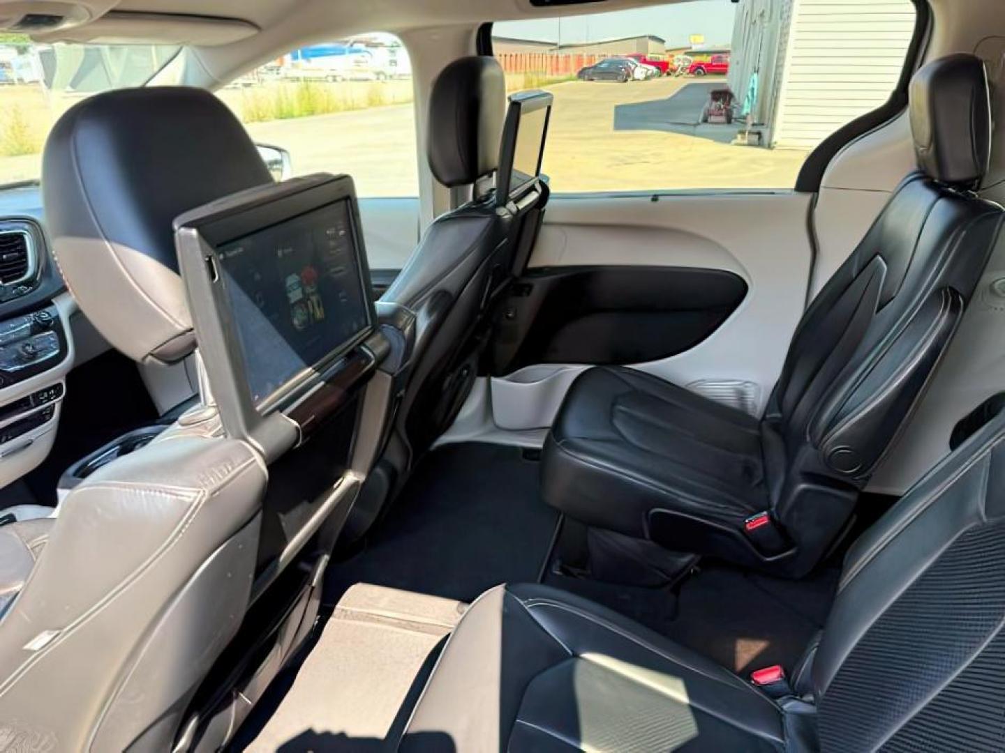 2017 SILVER /Black/Alloy Chrysler Pacifica (2C4RC1EG7HR) with an 36L V-6 DOHC engine, Automatic transmission, located at 1175 N Woodruff Ave, Idaho Falls, ID, 83401, 43.506901, -111.999657 - At Timberline Auto, finding a great deal on your next vehicle is always easy! Our experienced sales staff's goal is to help find you the right vehicle at the right price! Our knowledgeable finance department has options for almost any credit score. We offer extended service contract options to prote - Photo#23