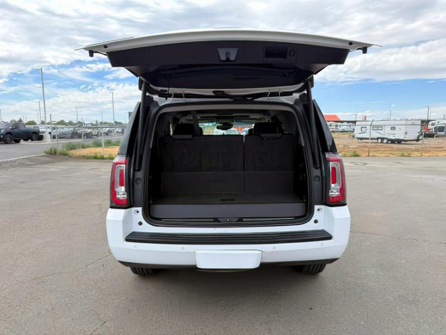2018 WHITE /LEATHER GMC Yukon (1GKS2BKC9JR) with an EcoTec3 53L V-8 gasoline direct injection engine, Automatic transmission, located at 1175 N Woodruff Ave, Idaho Falls, ID, 83401, 43.506901, -111.999657 - At Timberline Auto, finding a great deal on your next vehicle is always easy! Our experienced sales staff's goal is to help find you the right vehicle at the right price! Our knowledgeable finance department has options for almost any credit score. We offer extended service contract options to prote - Photo#5