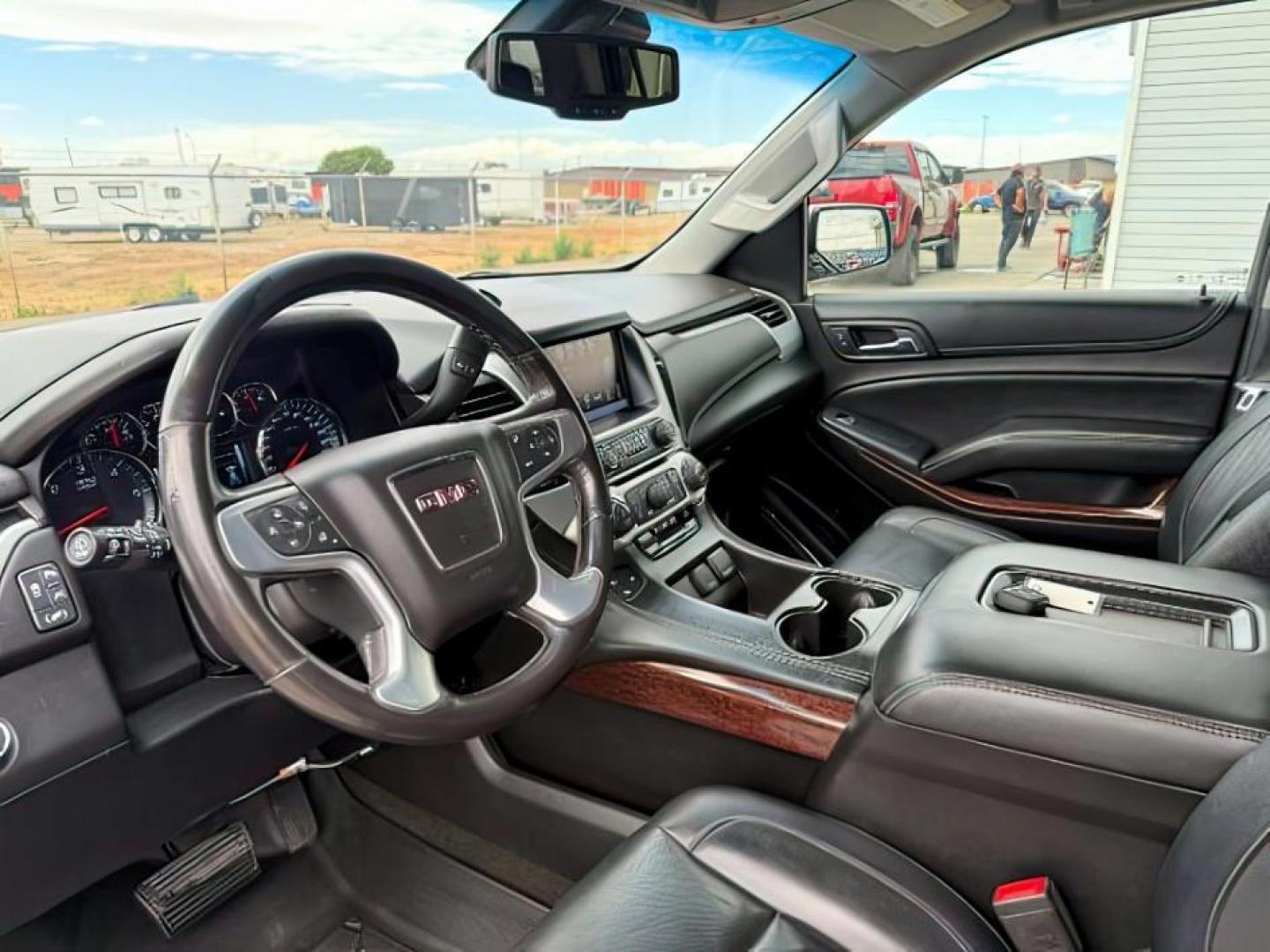 2018 WHITE /LEATHER GMC Yukon (1GKS2BKC9JR) with an EcoTec3 53L V-8 gasoline direct injection engine, Automatic transmission, located at 1175 N Woodruff Ave, Idaho Falls, ID, 83401, 43.506901, -111.999657 - At Timberline Auto, finding a great deal on your next vehicle is always easy! Our experienced sales staff's goal is to help find you the right vehicle at the right price! Our knowledgeable finance department has options for almost any credit score. We offer extended service contract options to prote - Photo#13
