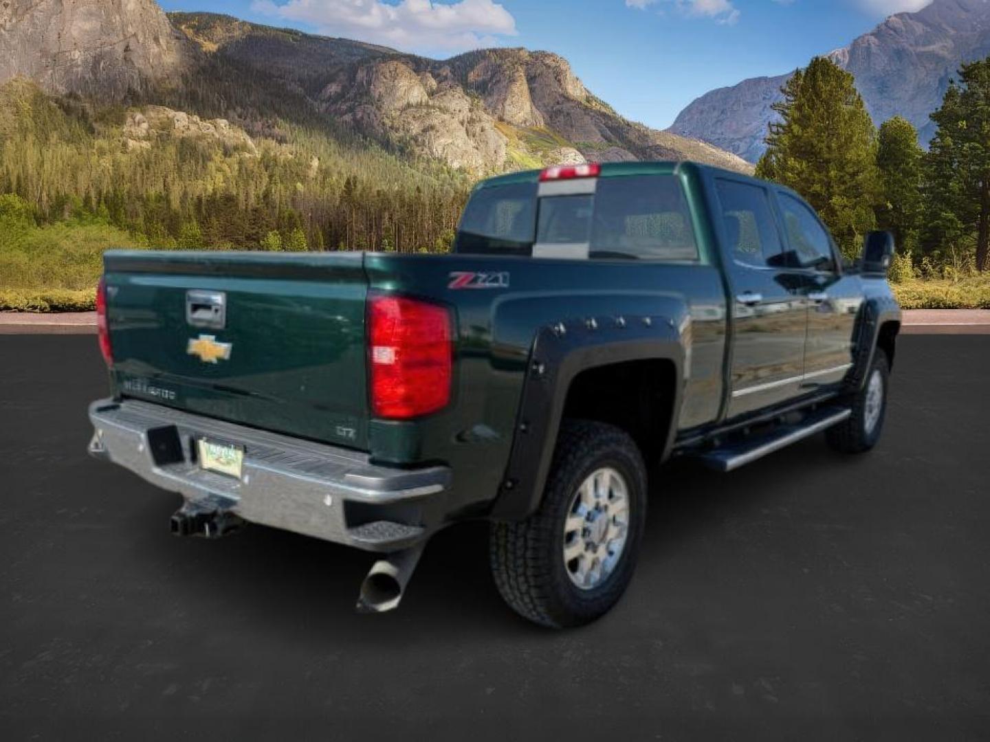 2015 GREEN /Jet Black Chevrolet Silverado 2500HD (1GC1KWE89FF) with an 66 engine, Automatic transmission, located at 1175 N Woodruff Ave, Idaho Falls, ID, 83401, 43.506901, -111.999657 - At Timberline Auto, finding a great deal on your next vehicle is always easy! Our experienced sales staff's goal is to help find you the right vehicle at the right price! Our knowledgeable finance department has options for almost any credit score. We offer extended service contract options to prote - Photo#5