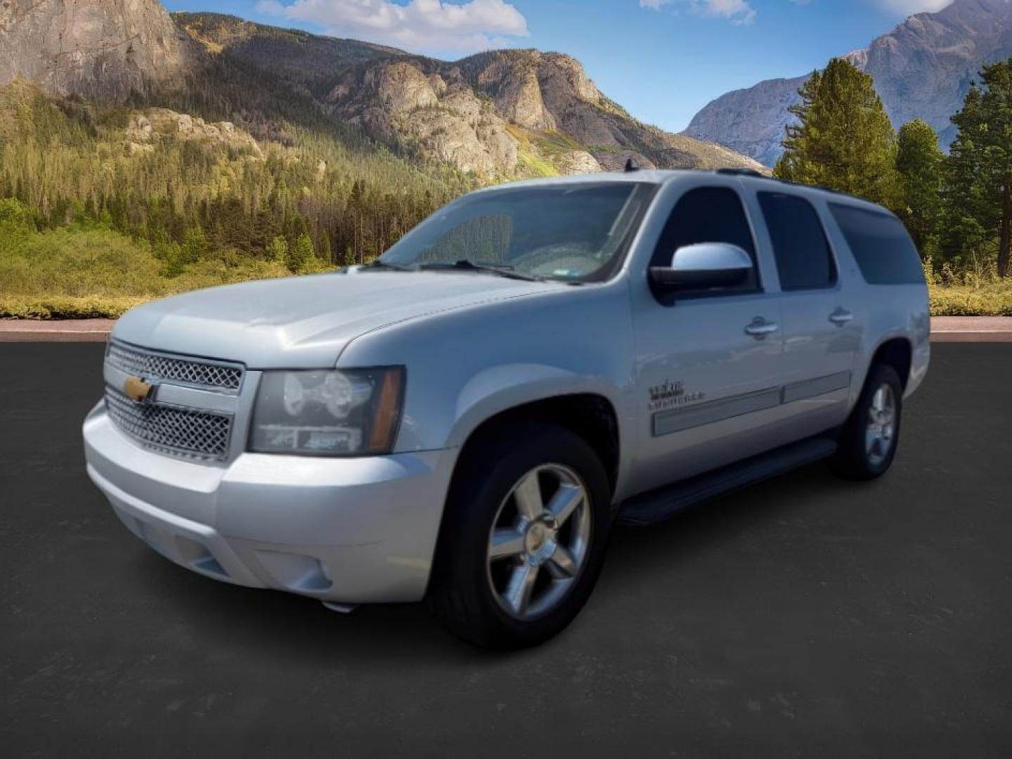 2013 Silver Ice Metallic /Ebony Chevrolet Suburban 1500 (1GNSCJE04DR) with an Vortec 53L V-8 variable valve control engine, Automatic transmission, located at 1175 N Woodruff Ave, Idaho Falls, ID, 83401, 43.506901, -111.999657 - At Timberline Auto, finding a great deal on your next vehicle is always easy! Our experienced sales staff's goal is to help find you the right vehicle at the right price! Our knowledgeable finance department has options for almost any credit score. We offer extended service contract options to prote - Photo#0