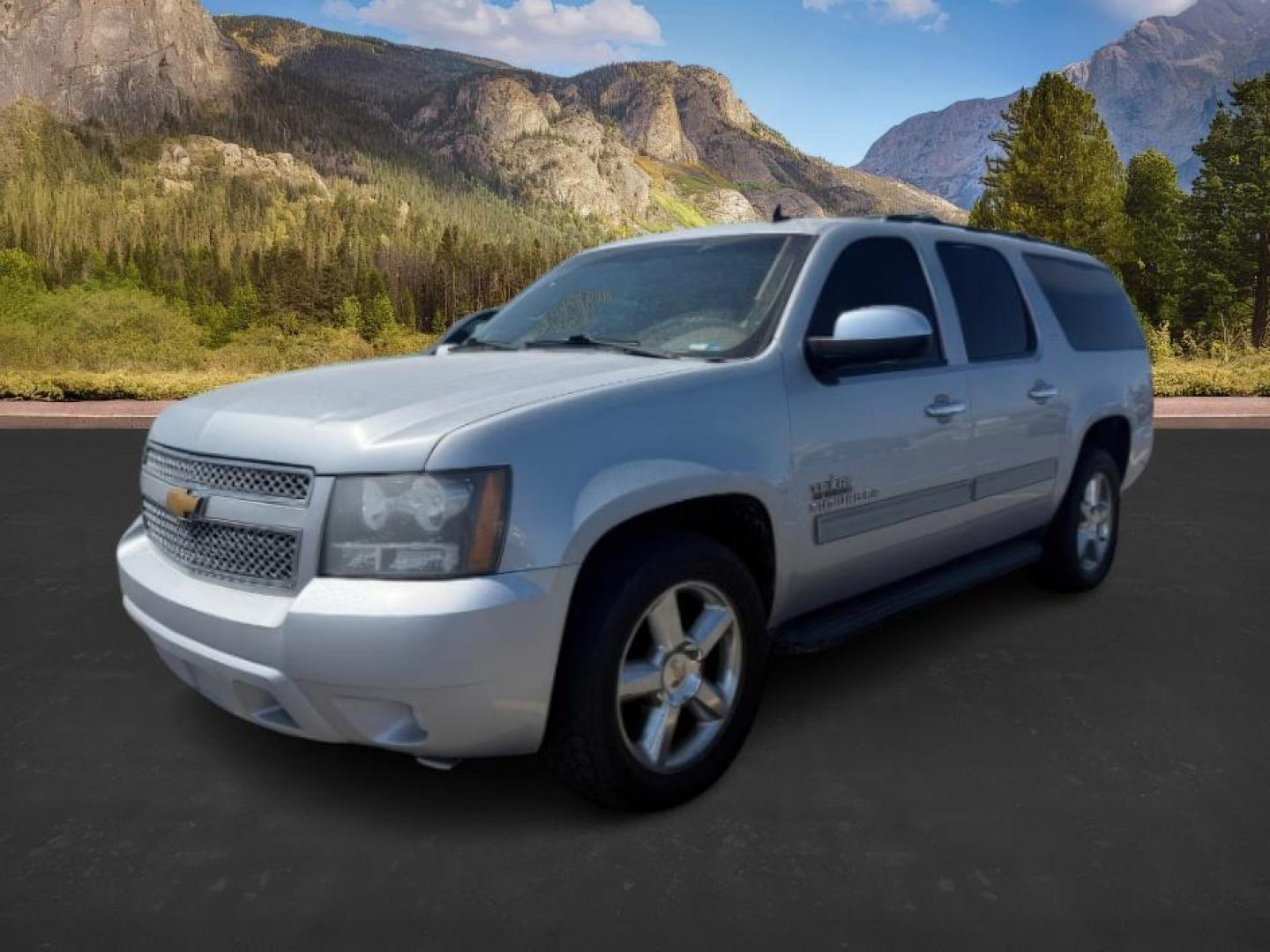 2013 Silver Ice Metallic /Ebony Chevrolet Suburban 1500 (1GNSCJE04DR) with an Vortec 53L V-8 variable valve control engine, Automatic transmission, located at 1175 N Woodruff Ave, Idaho Falls, ID, 83401, 43.506901, -111.999657 - At Timberline Auto, finding a great deal on your next vehicle is always easy! Our experienced sales staff's goal is to help find you the right vehicle at the right price! Our knowledgeable finance department has options for almost any credit score. We offer extended service contract options to prote - Photo#1