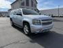 2013 Silver Ice Metallic /Light Cashmere/Dark Cashmere Chevrolet Suburban 1500 (1GNSCJE04DR) with an Vortec 53L V-8 variable valve control engine, Automatic transmission, located at 1175 N Woodruff Ave, Idaho Falls, ID, 83401, 43.506901, -111.999657 - At Timberline Auto, finding a great deal on your next vehicle is always easy! Our experienced sales staff's goal is to help find you the right vehicle at the right price! Our knowledgeable finance department has options for almost any credit score. We offer extended service contract options to prote - Photo#30