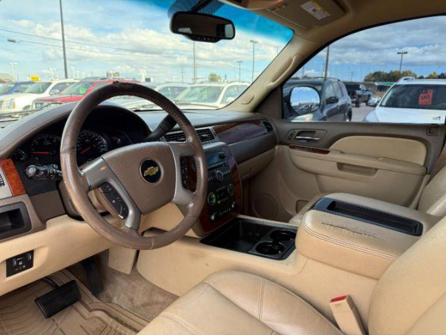 2013 Silver Ice Metallic /Light Cashmere/Dark Cashmere Chevrolet Suburban 1500 (1GNSCJE04DR) with an Vortec 53L V-8 variable valve control engine, Automatic transmission, located at 1175 N Woodruff Ave, Idaho Falls, ID, 83401, 43.506901, -111.999657 - At Timberline Auto, finding a great deal on your next vehicle is always easy! Our experienced sales staff's goal is to help find you the right vehicle at the right price! Our knowledgeable finance department has options for almost any credit score. We offer extended service contract options to prote - Photo#35