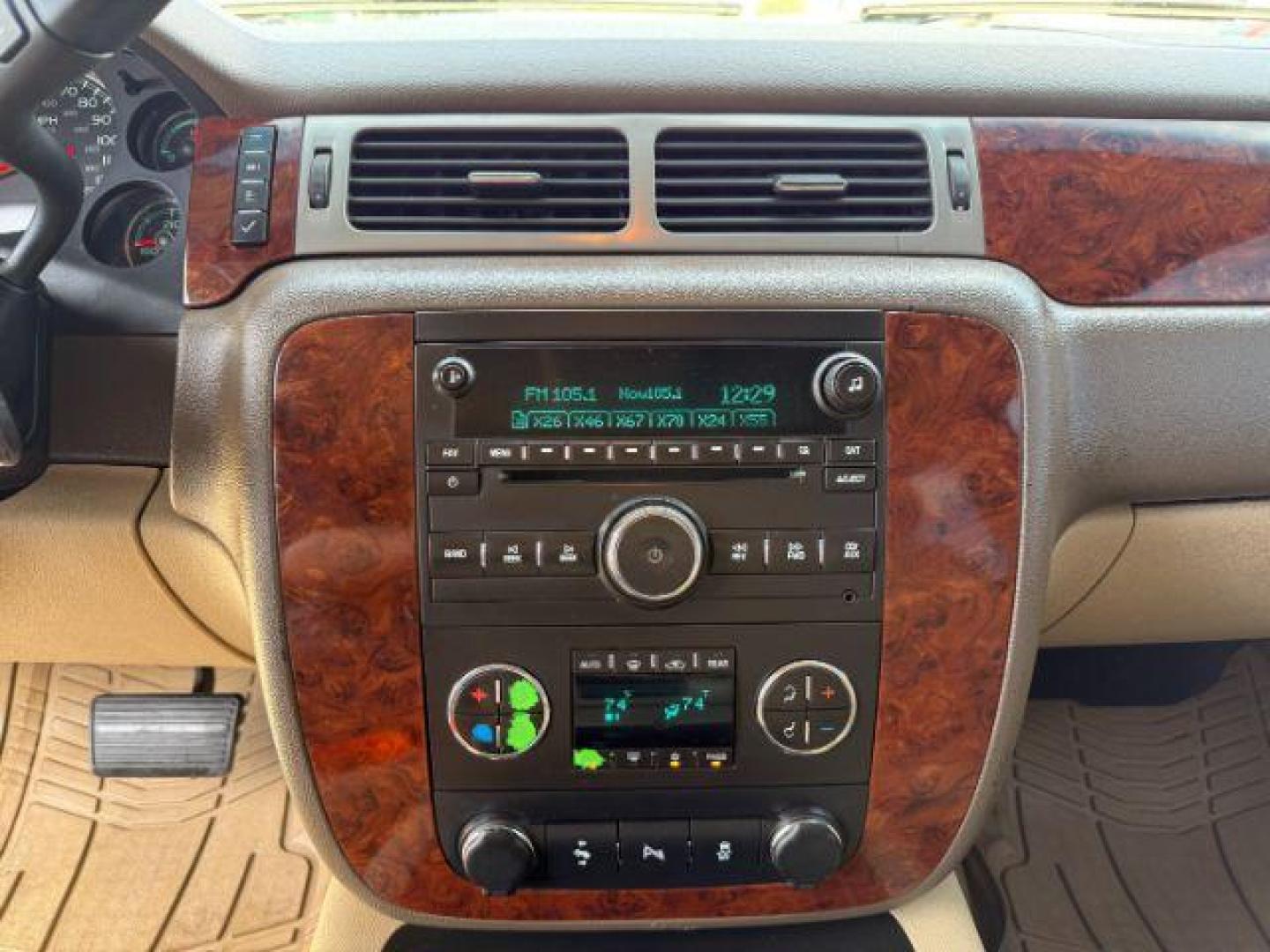 2013 Silver Ice Metallic /Light Cashmere/Dark Cashmere Chevrolet Suburban 1500 (1GNSCJE04DR) with an Vortec 53L V-8 variable valve control engine, Automatic transmission, located at 1175 N Woodruff Ave, Idaho Falls, ID, 83401, 43.506901, -111.999657 - At Timberline Auto, finding a great deal on your next vehicle is always easy! Our experienced sales staff's goal is to help find you the right vehicle at the right price! Our knowledgeable finance department has options for almost any credit score. We offer extended service contract options to prote - Photo#37